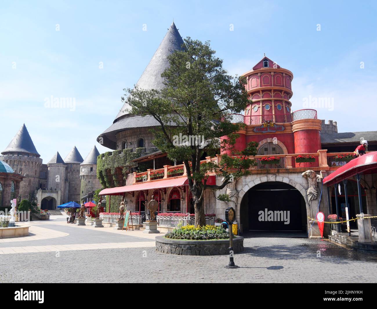 Da Nang, Vietnam - 14 avril 2021: Village français à Ba Na Hills Mountain Resort, le complexe multi-niveaux rempli de manèges, attractions, r Banque D'Images Da Nang, Vietnam - 14 avril 2021: Village français à Ba Na Hills Mountain Resort, le complexe multi-niveaux rempli de manèges, attractions, r Banque D'Images