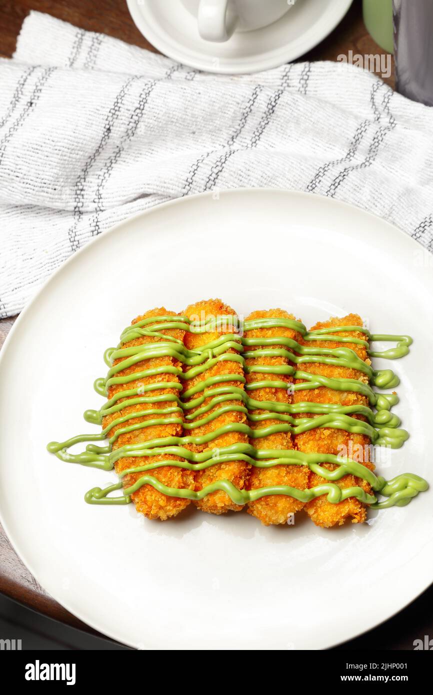 Banana frit avec divers garnitures, choccochip, Matcha, et chocolat, Pisang Goreng snack de l'Indonésie Banque D'Images