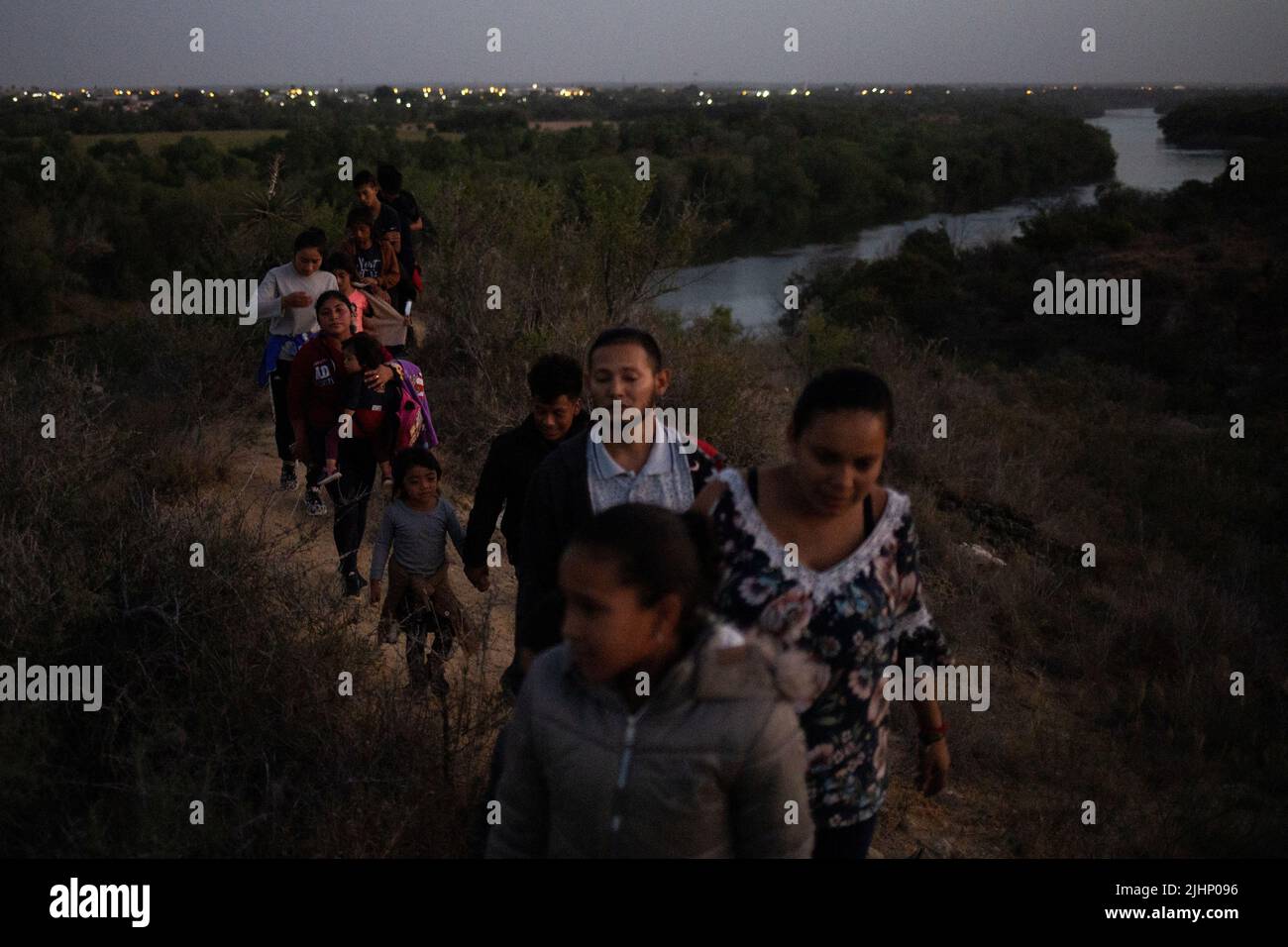 Des migrants d'Amérique centrale et d'Amérique du Sud marchent le long d'un sentier de terre après avoir traversé le fleuve Rio Grande aux États-Unis depuis le Mexique, à Rome, Texas, États-Unis, 16 juillet, 2022. REUTERS/Adrees Latif Banque D'Images