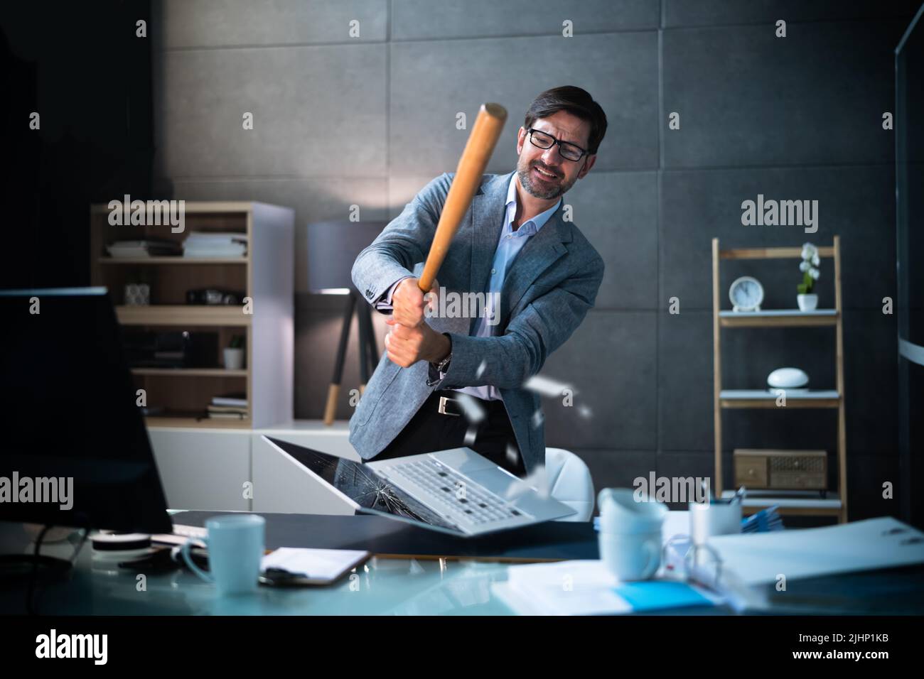 Homme rage au bureau. Stress, colère et Burnout Banque D'Images
