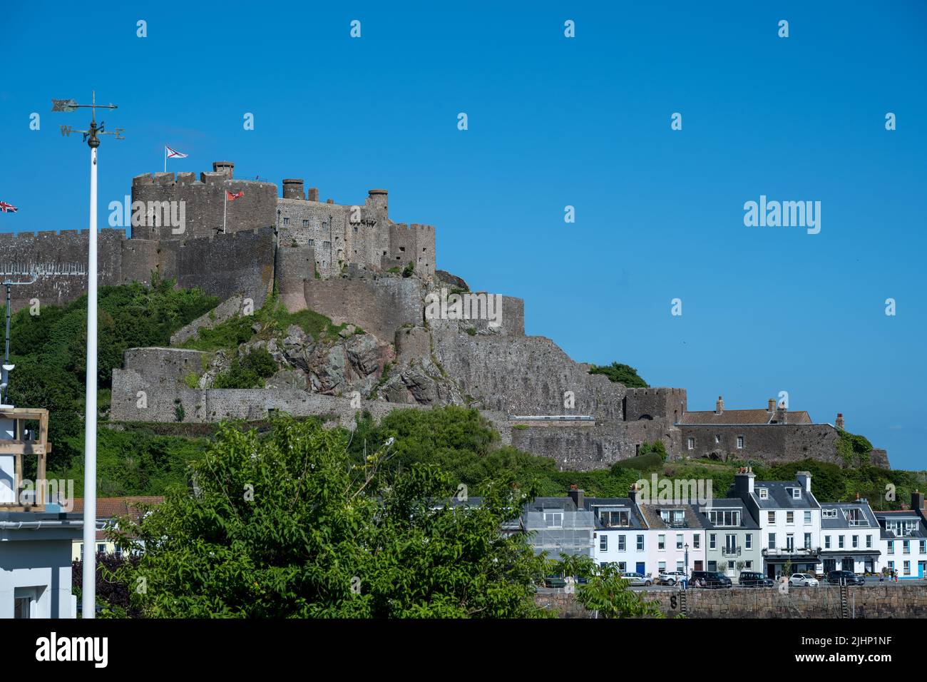 L'emblématique Château du Mont Orgueil qui garde l'entrée du port de Gorey de la dépendance de la Couronne britannique de Jersey, des îles Anglo-Normandes, des îles Britanniques. Banque D'Images