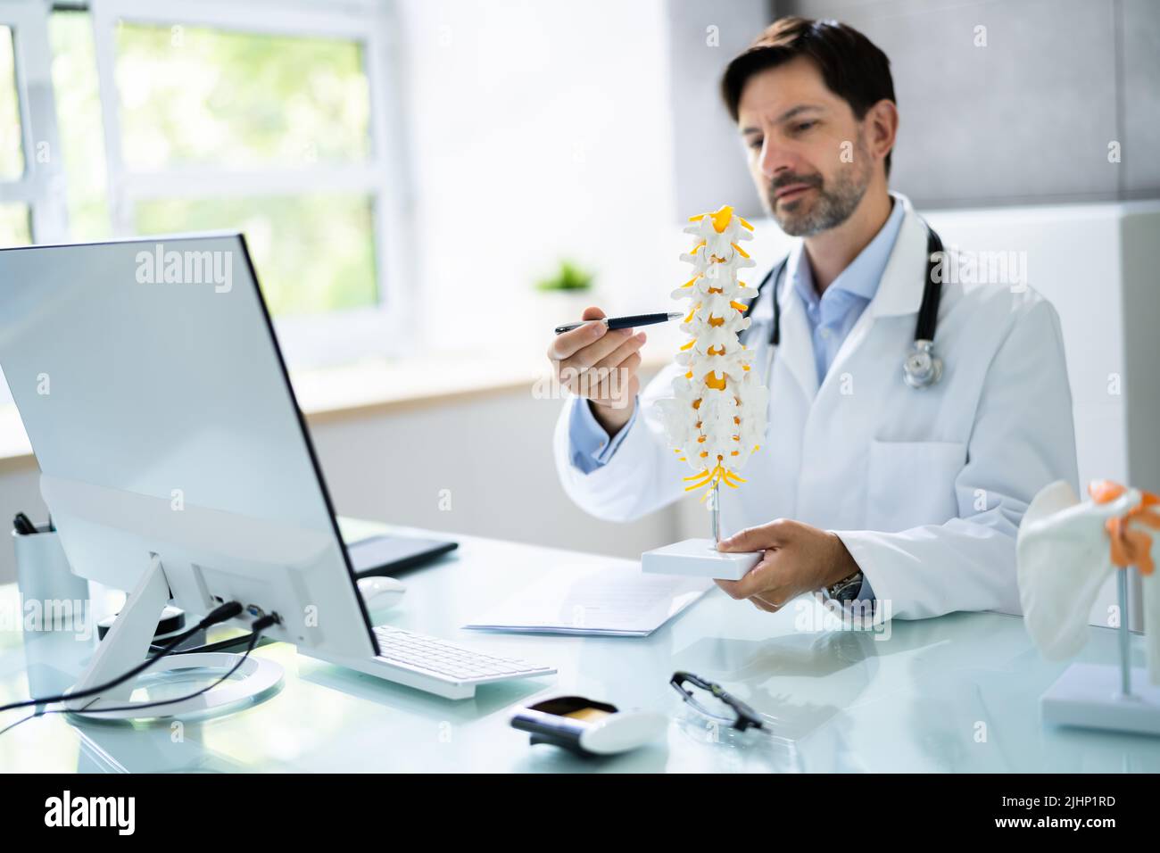 Orthopédiste médecin médecin montrant l'articulation squelettique dans la vidéoconférence médicale Banque D'Images