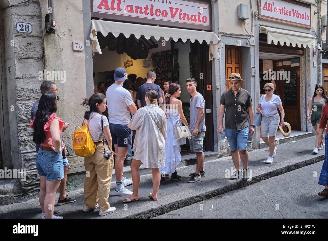 Les clients qui queaient devant tout Antico Vinaio via dei Neri Florence Italie Banque D'Images