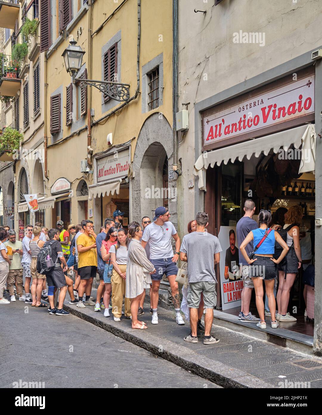 Les clients qui queaient devant tout Antico Vinaio via dei Neri Florence Italie Banque D'Images