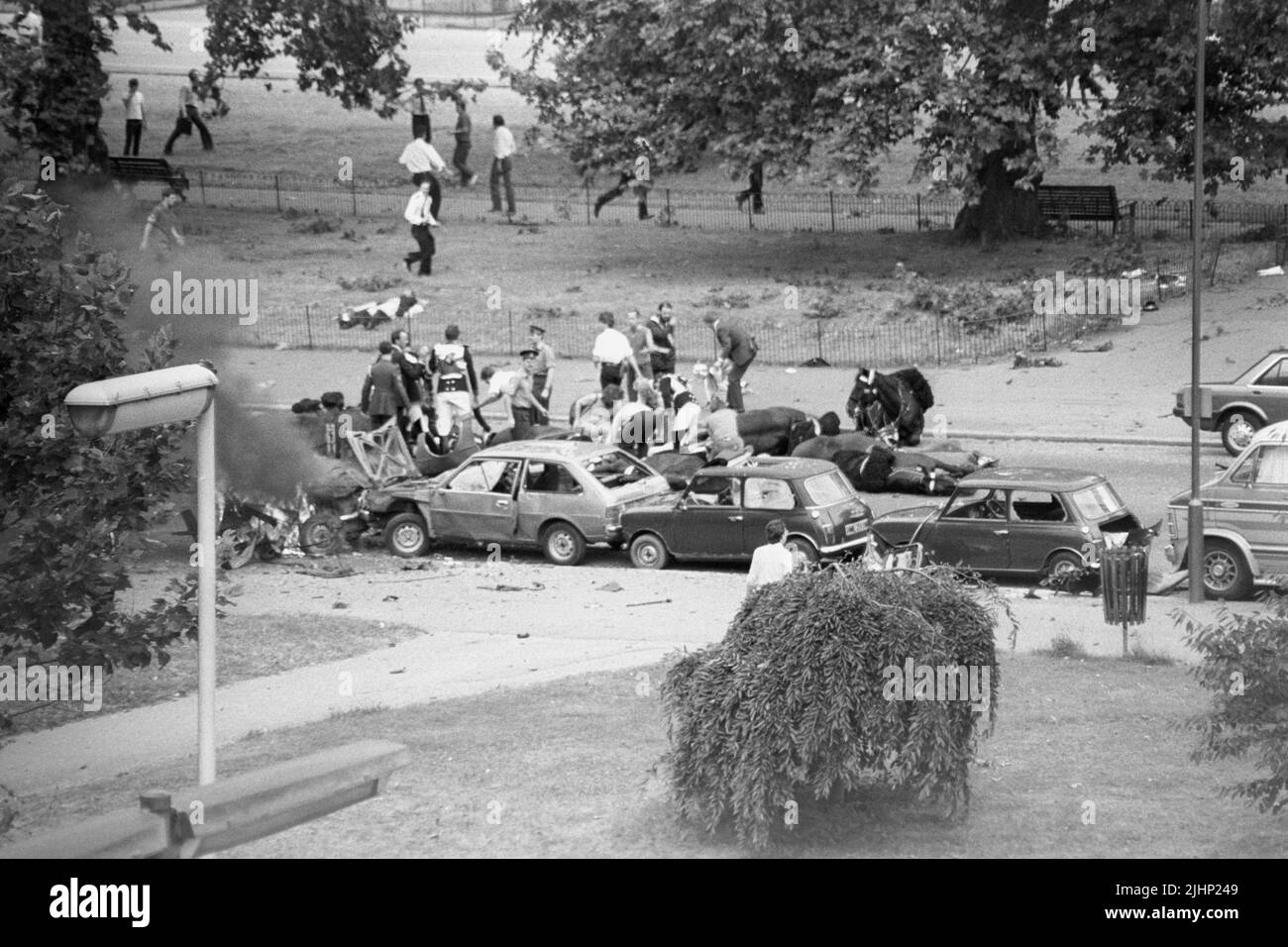 Photo du dossier datée du 20/7/1982 de la scène à Rotten Row, Londres, après l'explosion d'une voiture piégée près de Hyde Park Barracks. Les familles de soldats tués dans les attentats à la bombe de Hyde Park et Regent's Park IRA ont dit que leurs souffrances restent indiminuées 40 ans plus tard. Au total, 11 militaires sont morts dans les deux attaques qui se sont produites à quelques heures l'une de l'autre à Londres sur 20 juillet 1982. Date de publication : mercredi 20 juillet 2022. Banque D'Images