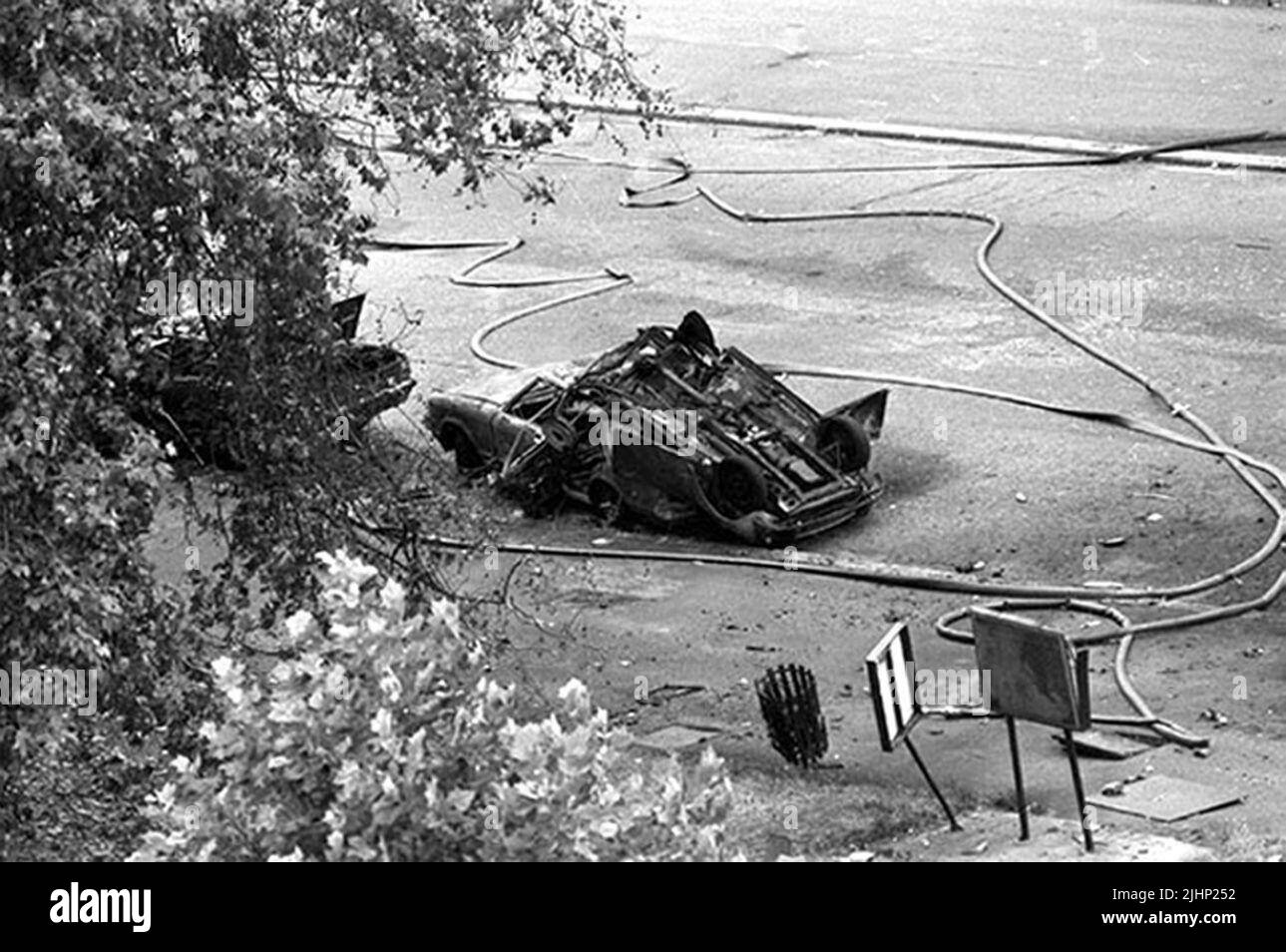 Photo de dossier datée du 20/7/1982 d'une mini voiture à l'envers sur le toit d'une autre voiture à Rotten Row, Londres, après qu'une voiture piégée a roué un groupe de Cavalyman qui a passé sur leur chemin à la cérémonie de changement de la garde à Whitehall. Les familles de soldats tués dans les attentats à la bombe de Hyde Park et Regent's Park IRA ont dit que leurs souffrances restent indiminuées 40 ans plus tard. Au total, 11 militaires sont morts dans les deux attaques qui se sont produites à quelques heures l'une de l'autre à Londres sur 20 juillet 1982. Date de publication : mercredi 20 juillet 2022. Banque D'Images