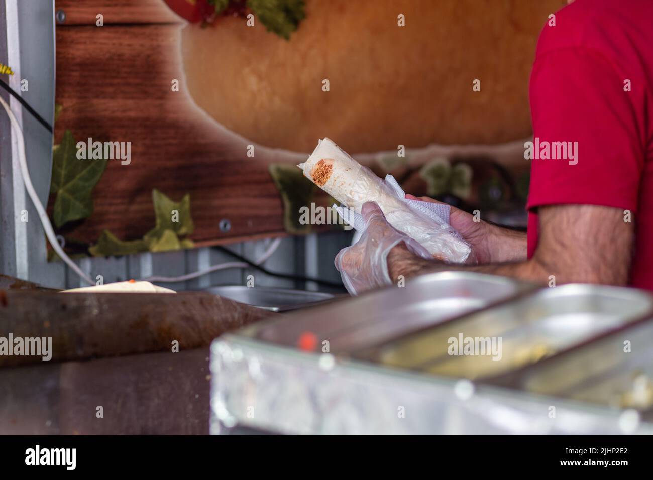 Mains d'un chef professionnel qui fabrique Shawarma dans un restaurant arabe Banque D'Images