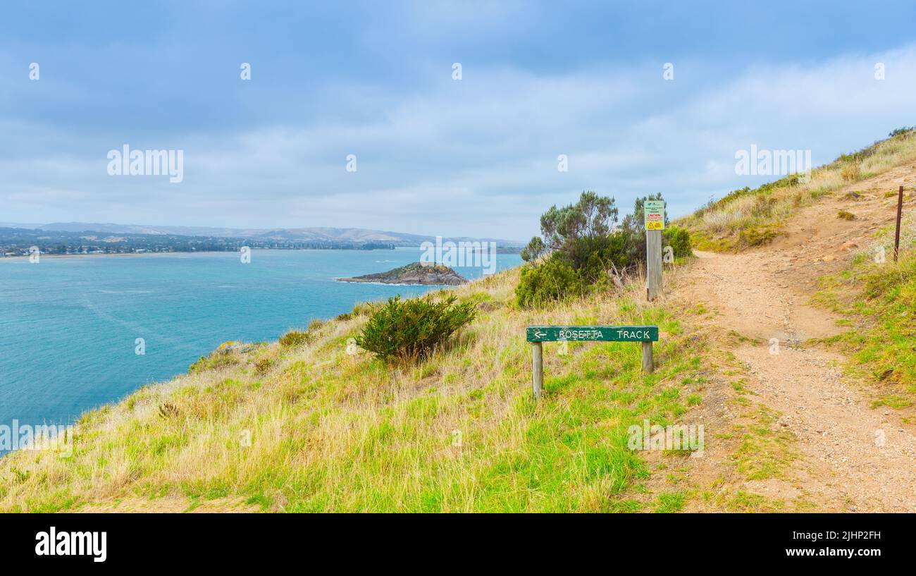 Le Rosetta Headland Bluff à Victor Harbor en Australie méridionale, en regardant vers Wright Island et Granite Island sur Encounter Bay. Banque D'Images