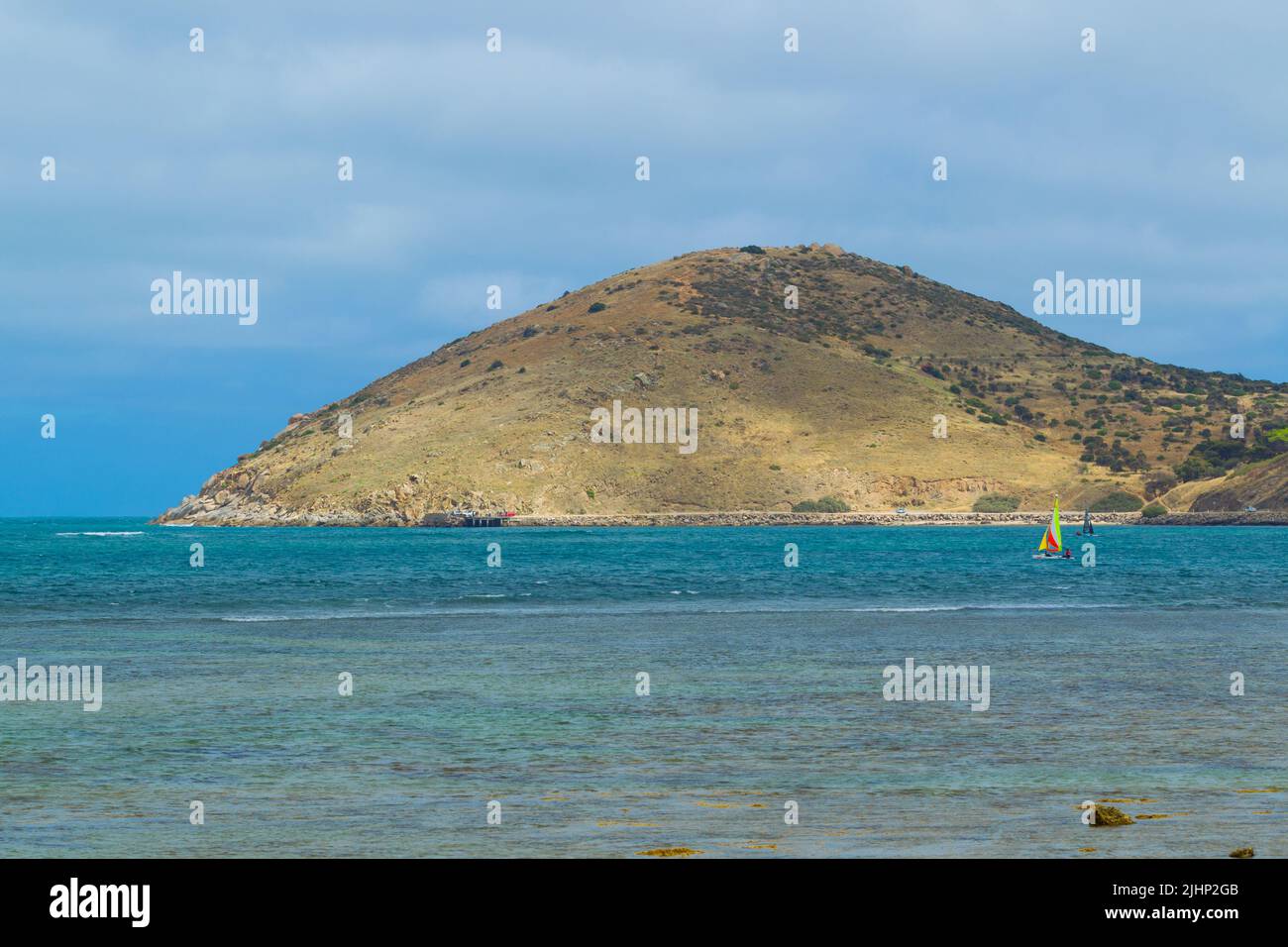 Le bluff à Rosetta Head, vu de l'autre côté de Encounter Bay dans le port de Victor en Australie méridionale. Banque D'Images