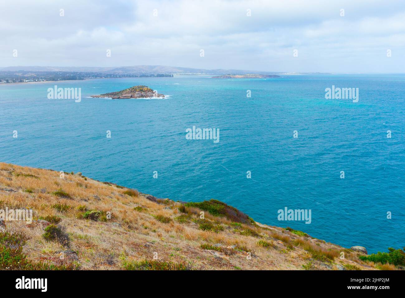 Encounter Bay dans le port Victor, vue depuis le promontoire de Rosetta Headland, en direction de Wright Island et Granite Island. Banque D'Images