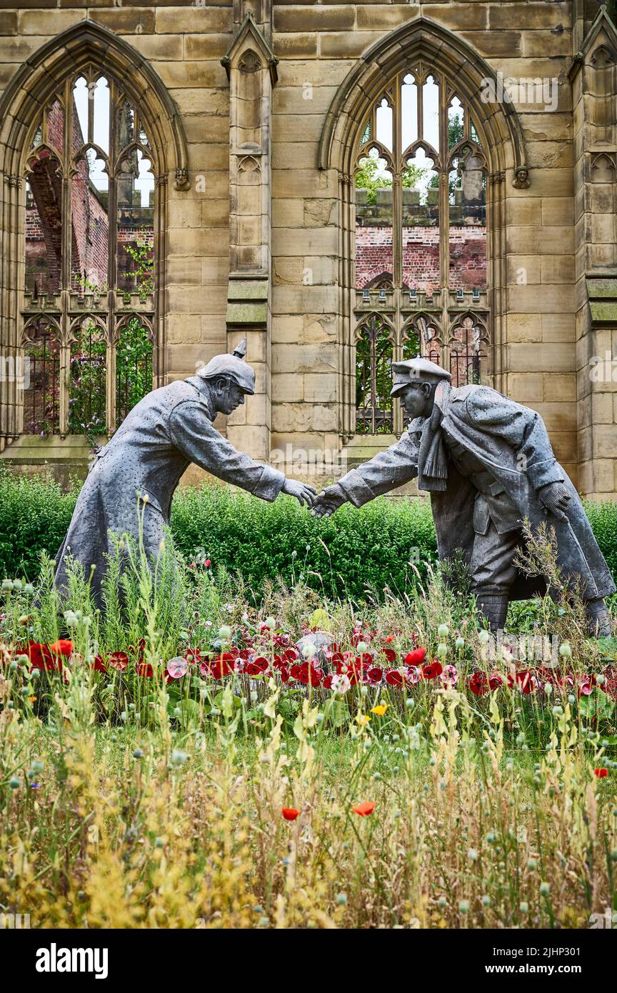 « All Together Now » d'Andy Edwards dans le domaine de l'église St Luke, Liverpool Banque D'Images