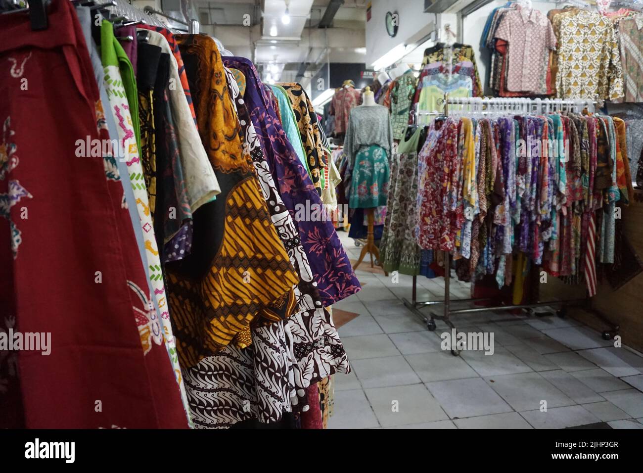 Solo, Indonésie - 16 juillet 2022. À l'intérieur du marché Solo de Pusat Grosir. Un des nombreux marchés de Batik dans la ville. Connu pour son bon marché et abordable. Banque D'Images