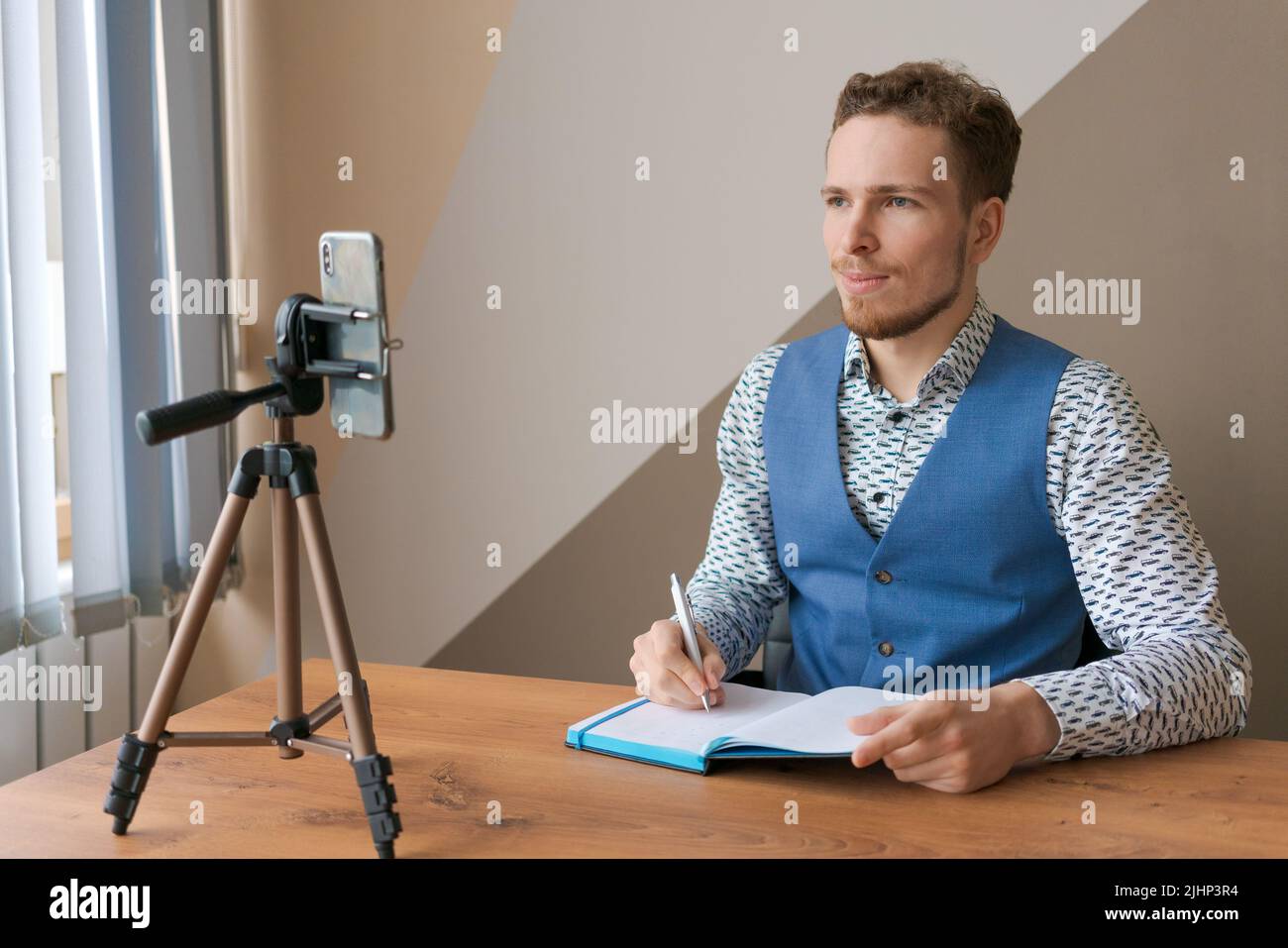 Gros plan en ligne conférence de jeunes hommes, entraîneur professionnel entraîneur enseignant, enregistrement de la présentation de conférence en ligne, blog commercial ou le concept de vlogging Banque D'Images