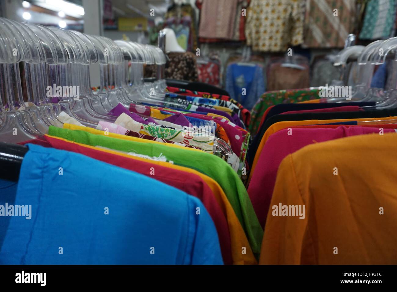 Solo, Indonésie - 16 juillet 2022.T-shirt Batik suspendu au marché Solo de Pusat Grosir. Un des nombreux marchés de Batik dans la ville. Banque D'Images