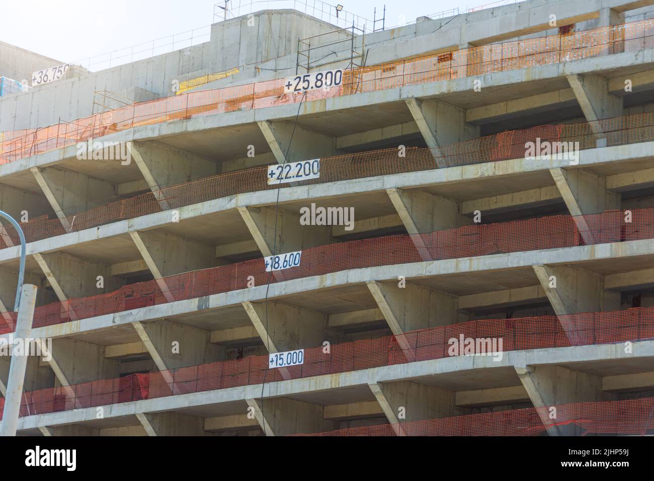 Planchers marqués en mètres sur des balcons en béton, construction d'un grand bâtiment, béton coulé sur place Banque D'Images