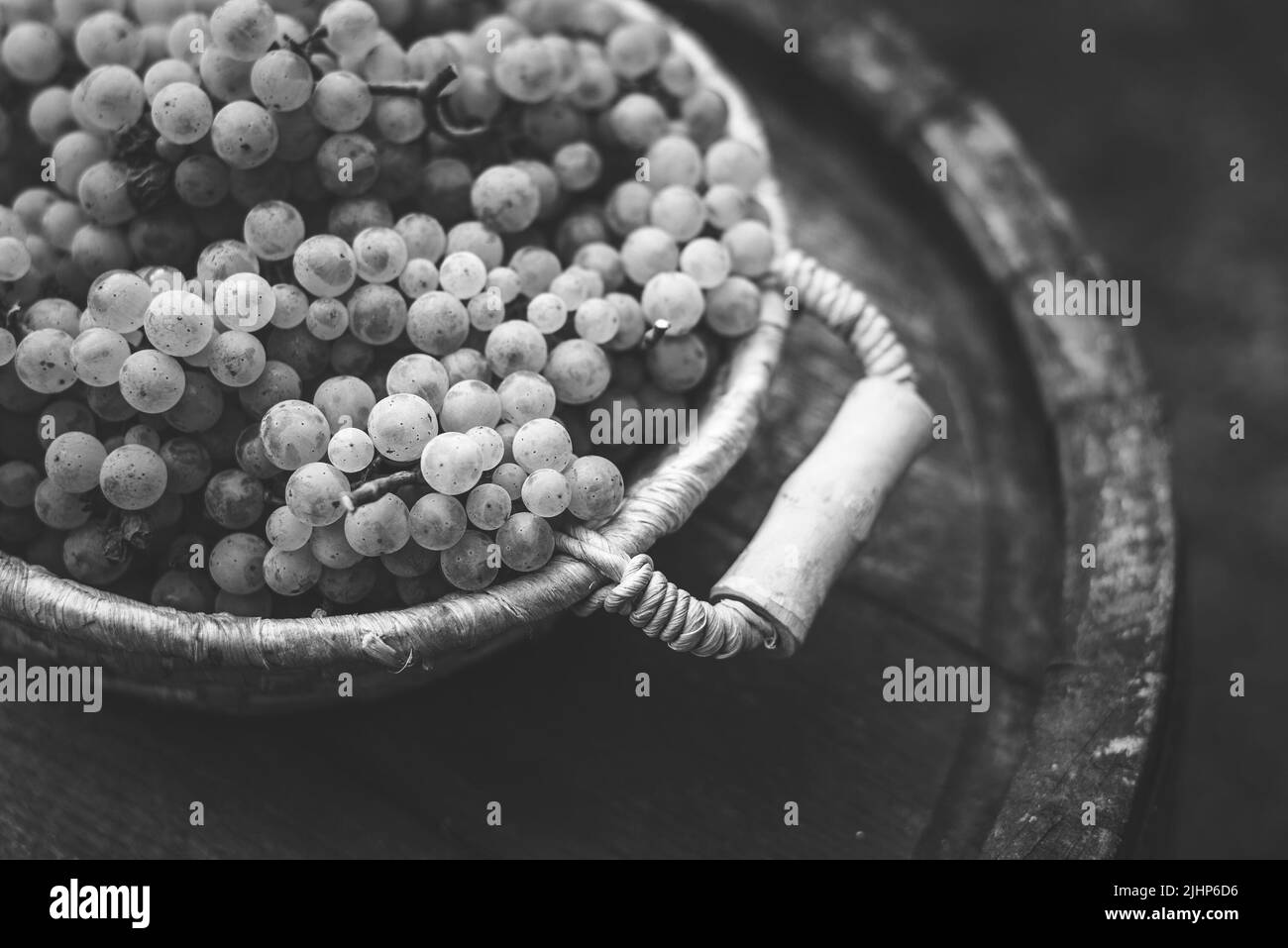 Raisins sur le panier sur le canon en bois Banque D'Images