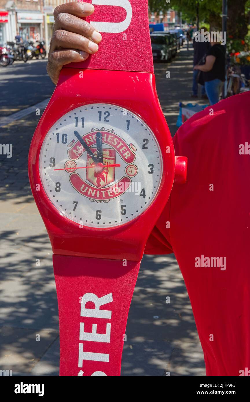 Une montre rouge et blanche surdimensionnée du Manchester United Soccer Club est présentée à l'extérieur. Banque D'Images