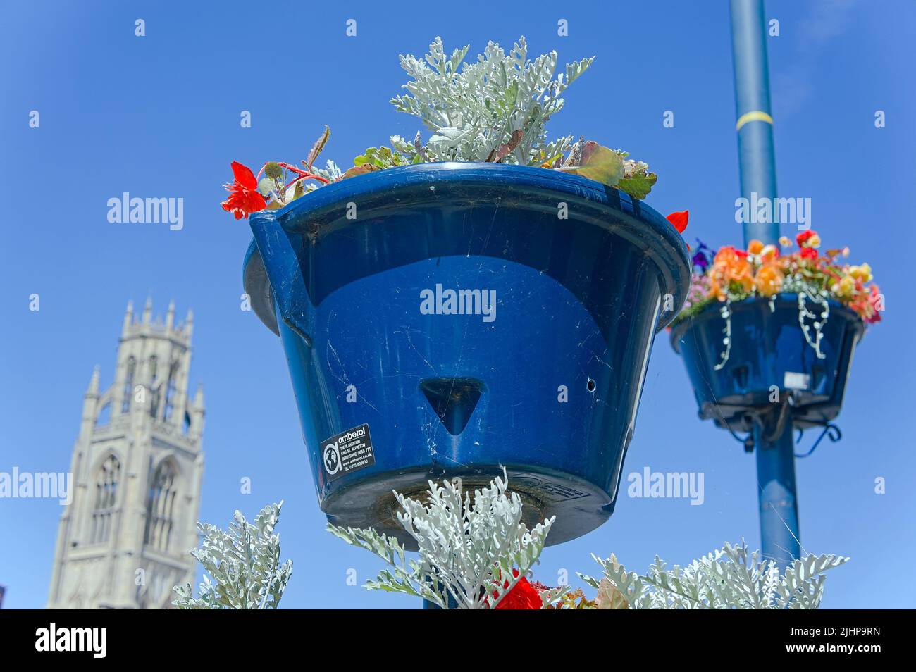 Fleurs décoratives dans des pots pendant l'été avec un foyer doux Boston stpump tour en arrière-plan. Banque D'Images