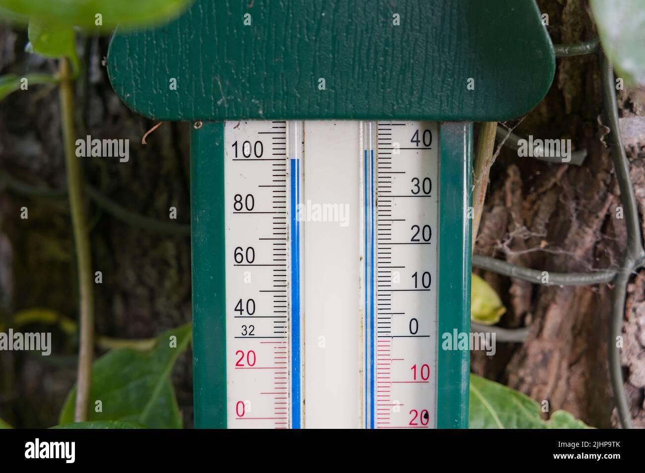 Thermomètre au mercure qui lit près de 40c 103f lors d'une journée chaude record en Angleterre Banque D'Images