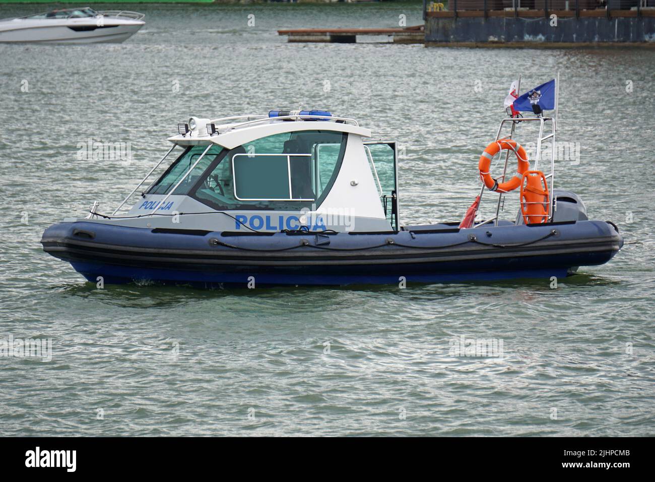 Mikolajki, Pologne, 20 juillet 2022 - bateau à moteur de police en patrouille Banque D'Images