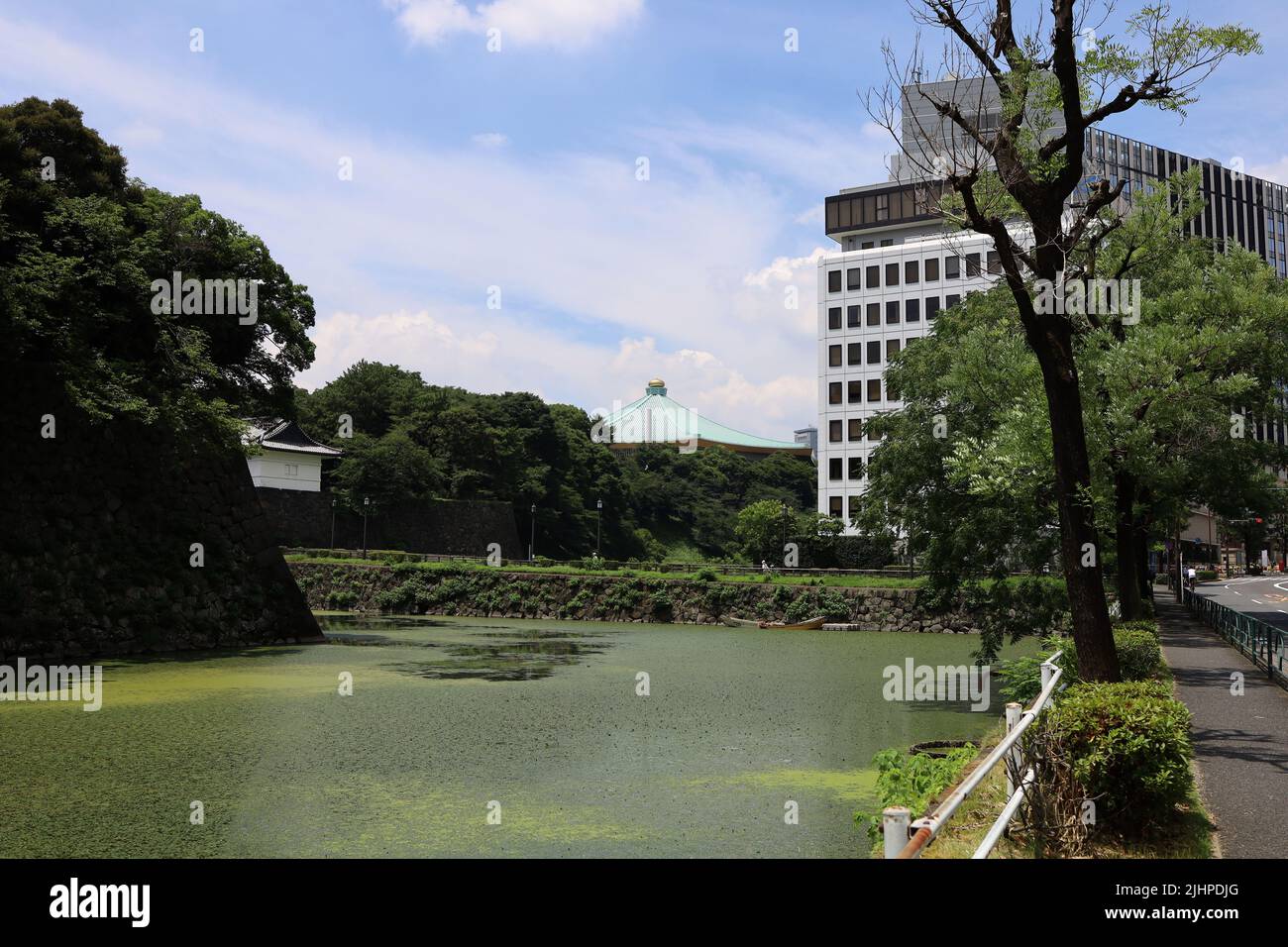 Japon, Chiyoda-ku, Tokyo, juillet 2022. Le fossé du Palais impérial. Banque D'Images