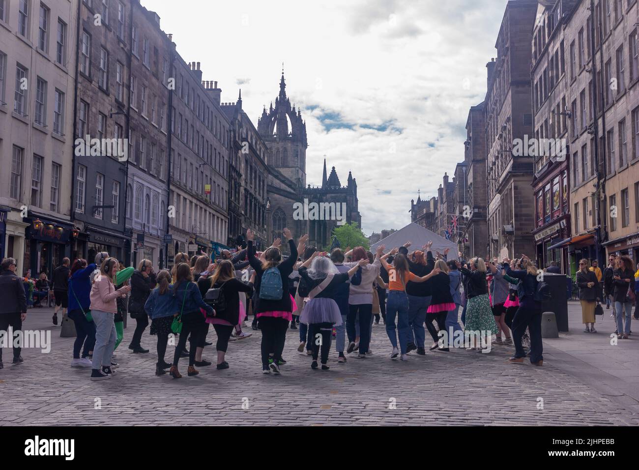 Édimbourg, Écosse - 7 mai 2022 : discothèque silencieuse, chants et danses avec écouteurs le long du Royal Mile Banque D'Images