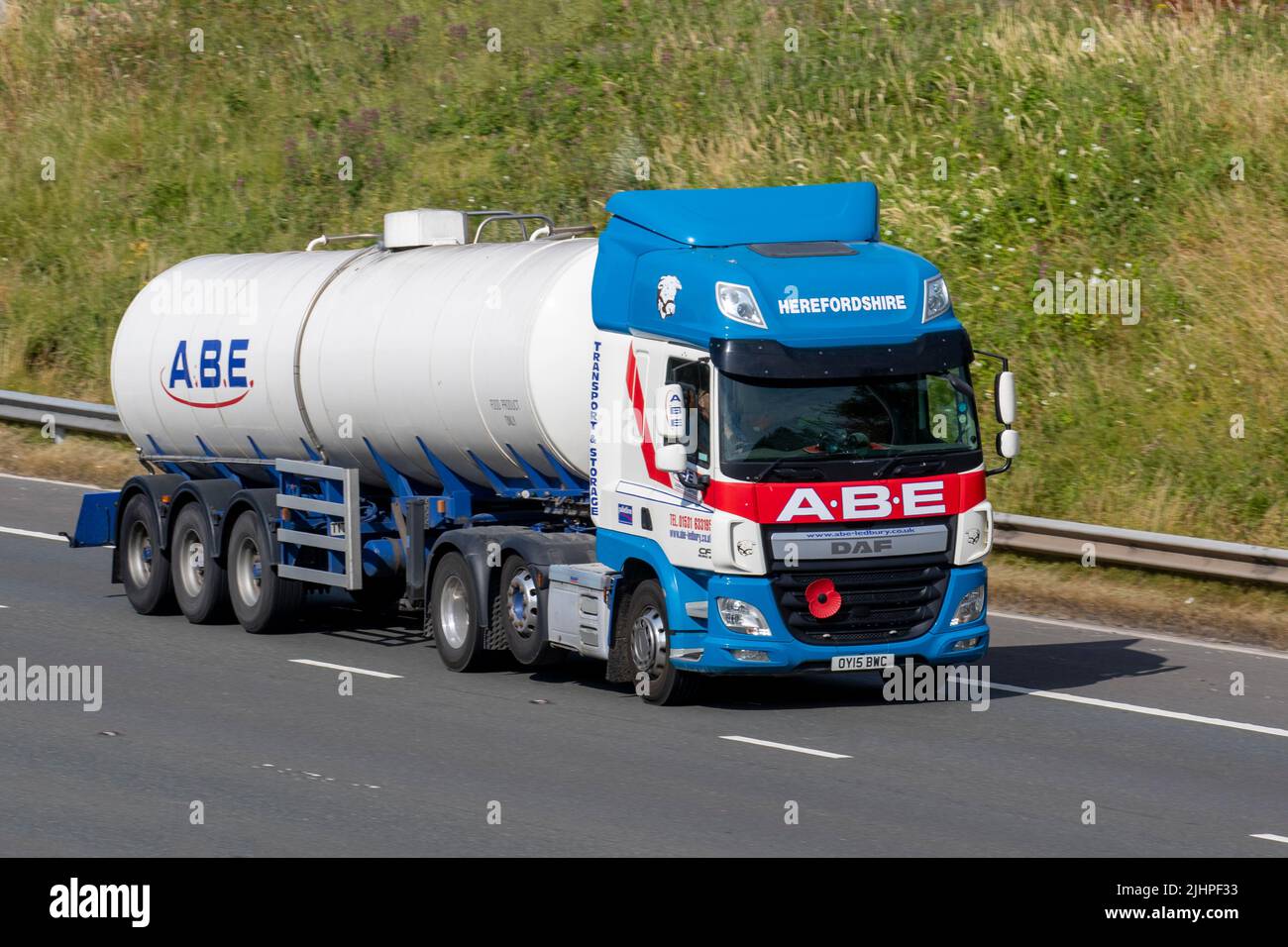 A.B.E. Transport Herefordshire. DAF CF Blue White Trucks 440 FTP 10837cc Diesel Tanker ; sur l'autoroute M6, Manchester, Royaume-Uni Banque D'Images