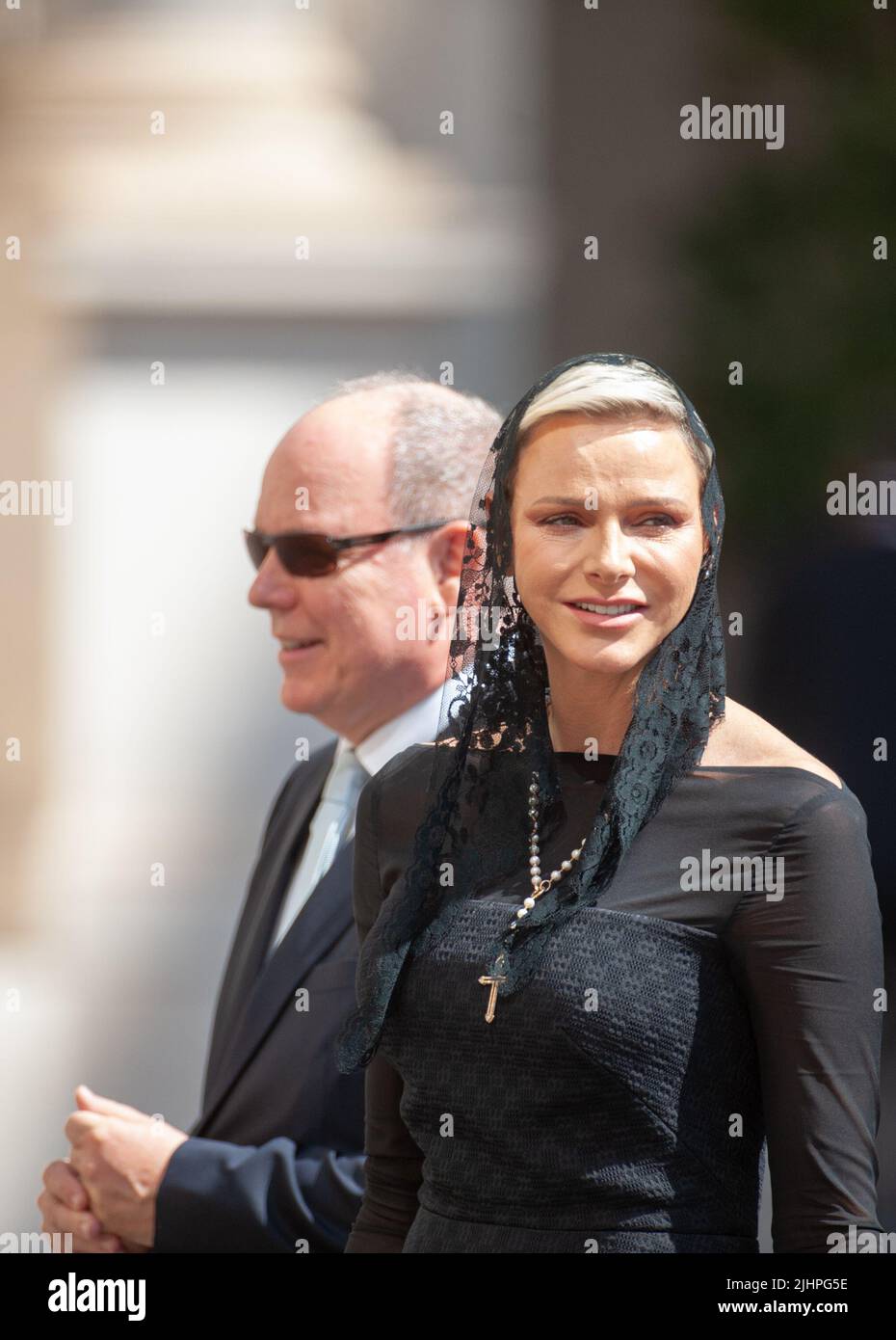 Rome, Italie. 20th juillet 2022. Italie, Rome, Vatican, 22/07/20. Le Prince Albert II de Monaco et la Princesse Consort Charlene de Monaco vous promèsdans la cour pour visiter les musées et les salles privées du Palais apostolique dans la cour de San Damaso. Il principe Alberto II di Monaco e la principessa consortium te Charlene di Monaco atraversano il cortile per recarsi a visitare i musei e le sale private del Palazzo Apostolico, nel cortile di San Damaso. Photo par Massimiliano MIGLIORATO/Catholic Press photo Credit: Independent photo Agency/Alay Live News Banque D'Images