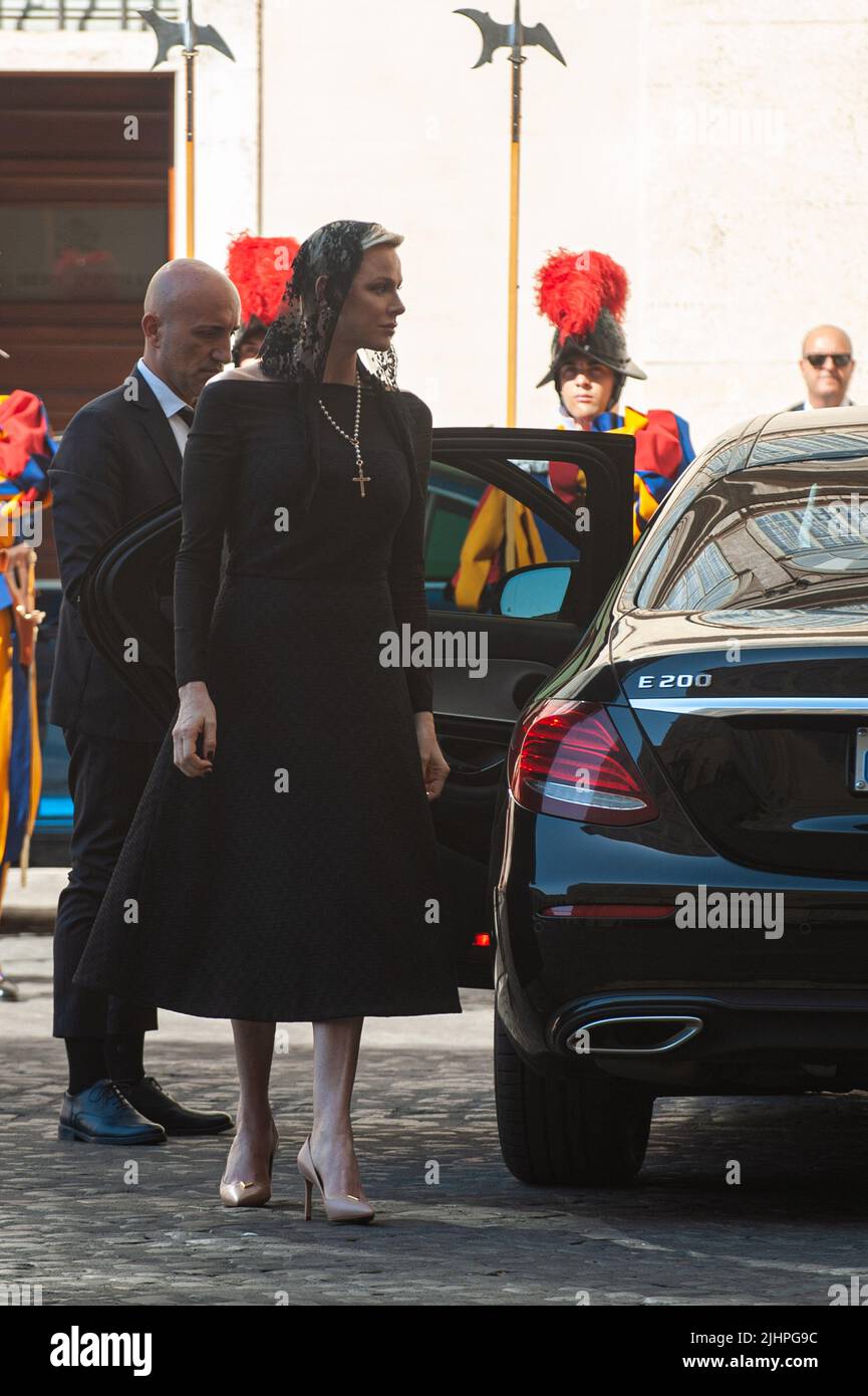 Rome, Italie. 20th juillet 2022. Italie, Rome, Vatican, 22/07/20. Le Prince Albert II de Monaco et sa princesse consort Charlene de Monaco arrivent, pour une rencontre privée avec le Saint-Père, à la Cour de San Damaso.il principe Alberto II di Monaco e la principessa consortium Charlene di Monaco arrivano, per un incontro privato con il Santo Padre, Nel Cortile di San Damaso. Photo par Massimiliano MIGLIORATO/Catholic Press photo Credit: Independent photo Agency/Alay Live News Banque D'Images