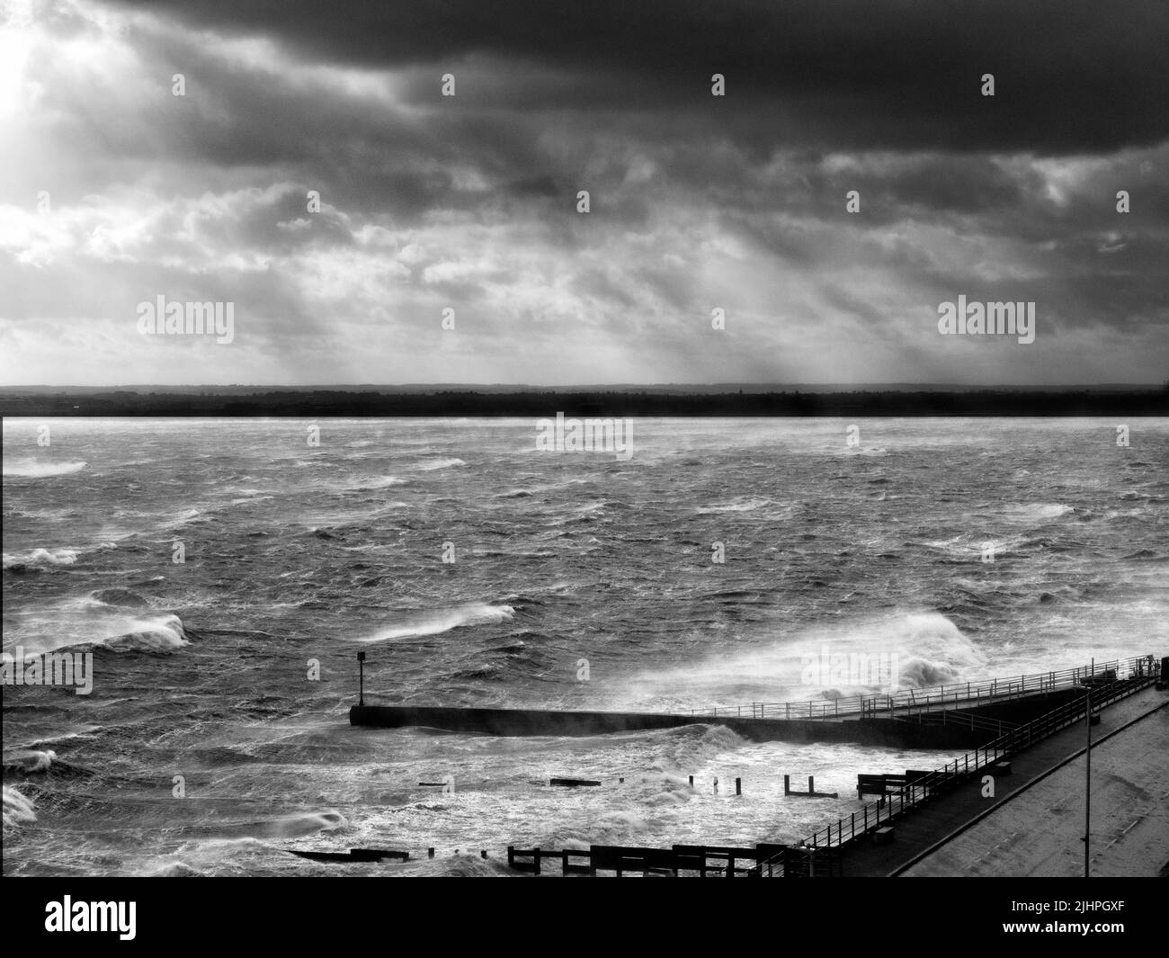 Storm Eunice, février 2022, nuages et mer de stomie, Western Undercliffe Beach, Ramsgate, Kent, Royaume-Uni, Noir et blanc Banque D'Images