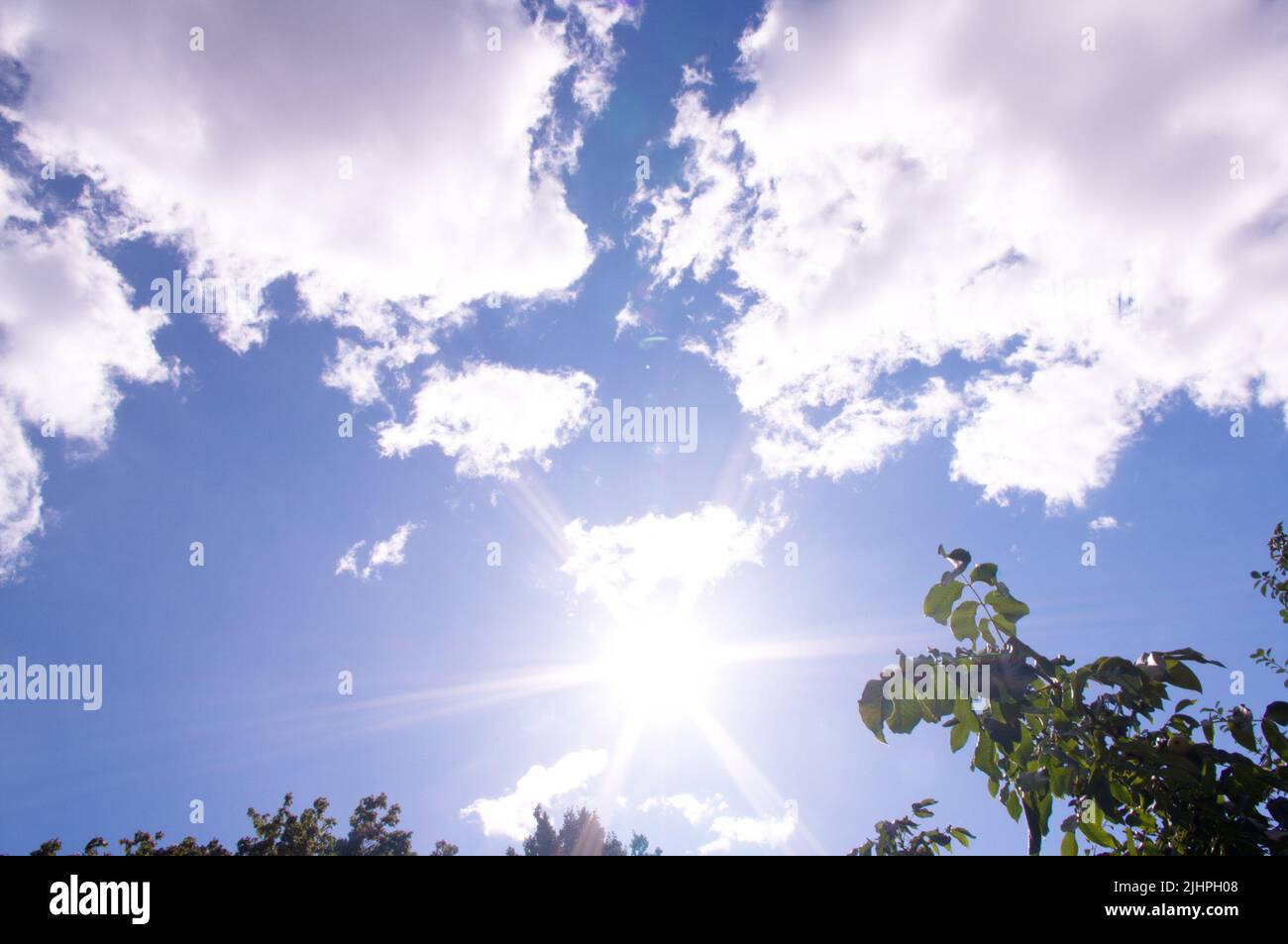 Soleil éclatant et ciel bleu avec nuages. Concept de chaleur anormale Banque D'Images