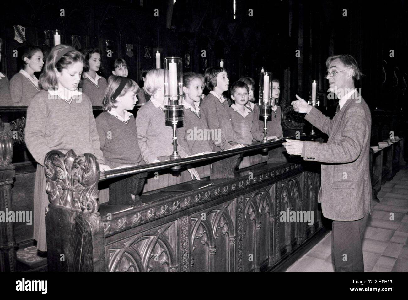 Richard Seal, chef d'orchestre et maître des choristes à la cathédrale de Salisbury, photographié avec des candidats pleins d'espoir qui auditionnaient le premier chœur de la cathédrale de filles de Grande-Bretagne. Photographié en mars 1991. Banque D'Images