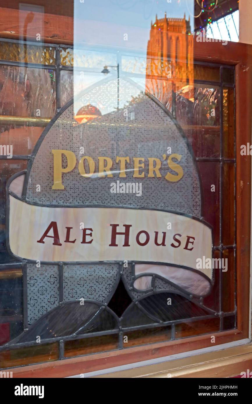 La fenêtre du pub traditionnel raisin, A Porters Ale House, 60 Roscoe Street , Liverpool, Merseyside, Angleterre, Royaume-Uni, L1 9DW, cathédrale reflétée Banque D'Images