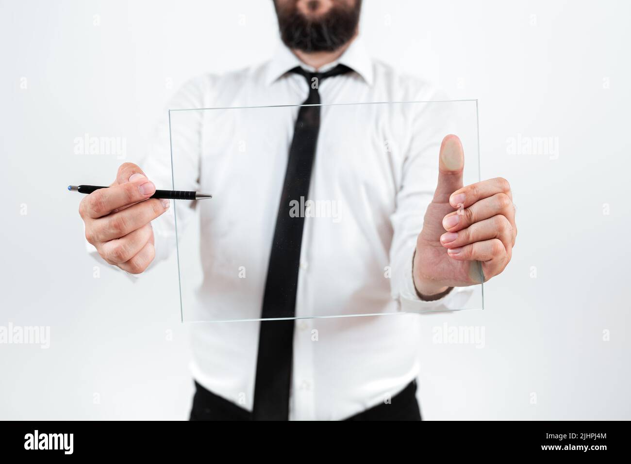 Le stylo de retenue d'entreprise masculin et le verre transparent  présentent des données de vente importantes. Homme portant cravate Afficher  de nouvelles idées et stratégies pour Photo Stock - Alamy