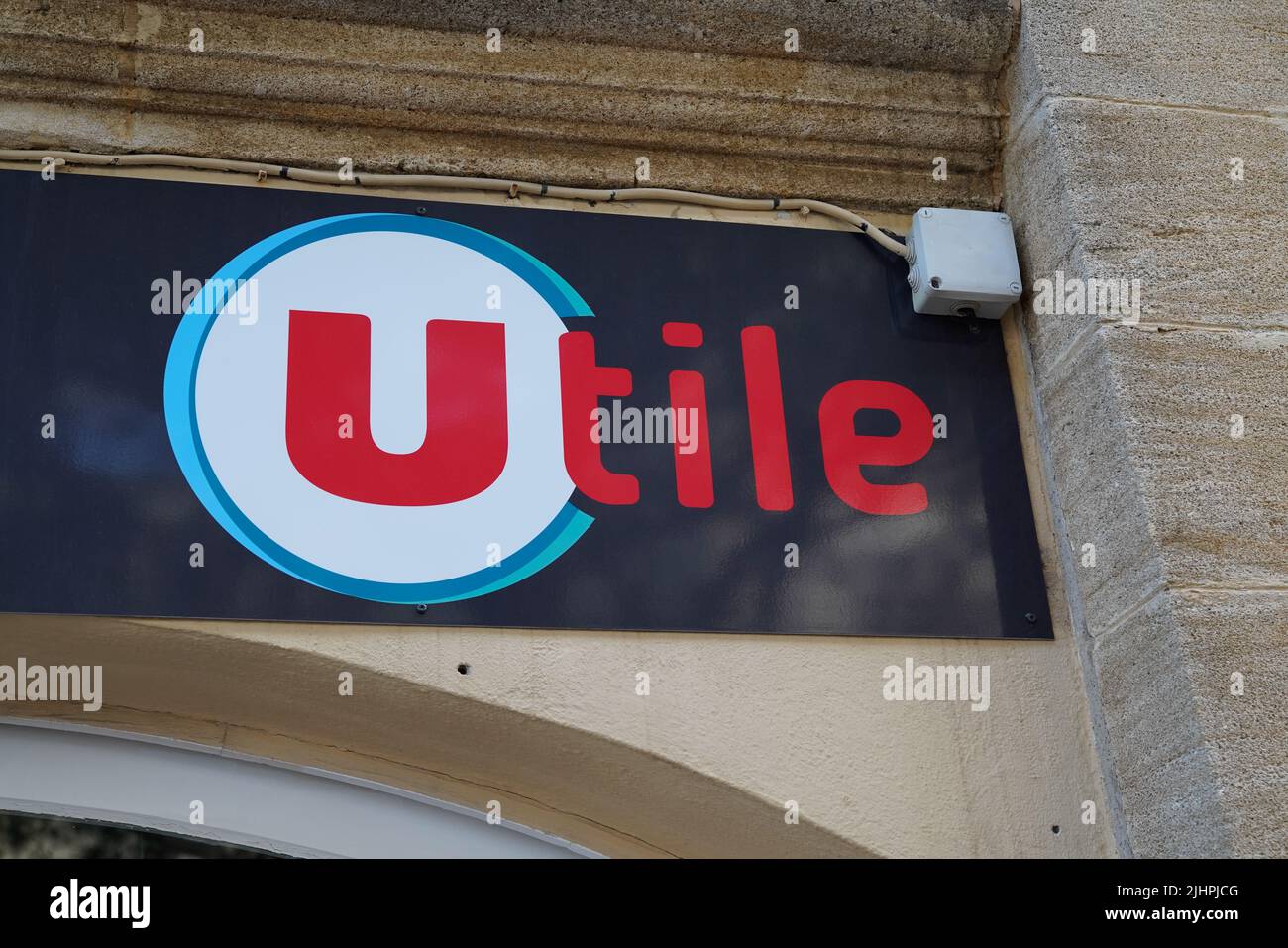 Bordeaux , Aquitaine France - 06 10 2022 : Super U logo du marché marque utile et texte enseigne boutique supermarché français Banque D'Images