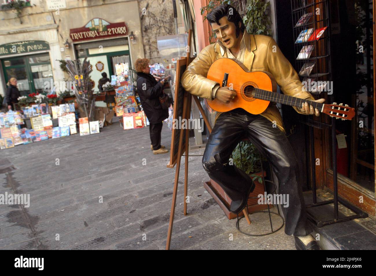 Gênes (Italie), à l'extérieur d'un pub près de la porte de Soprana avec marionnette Elvis Presley Banque D'Images