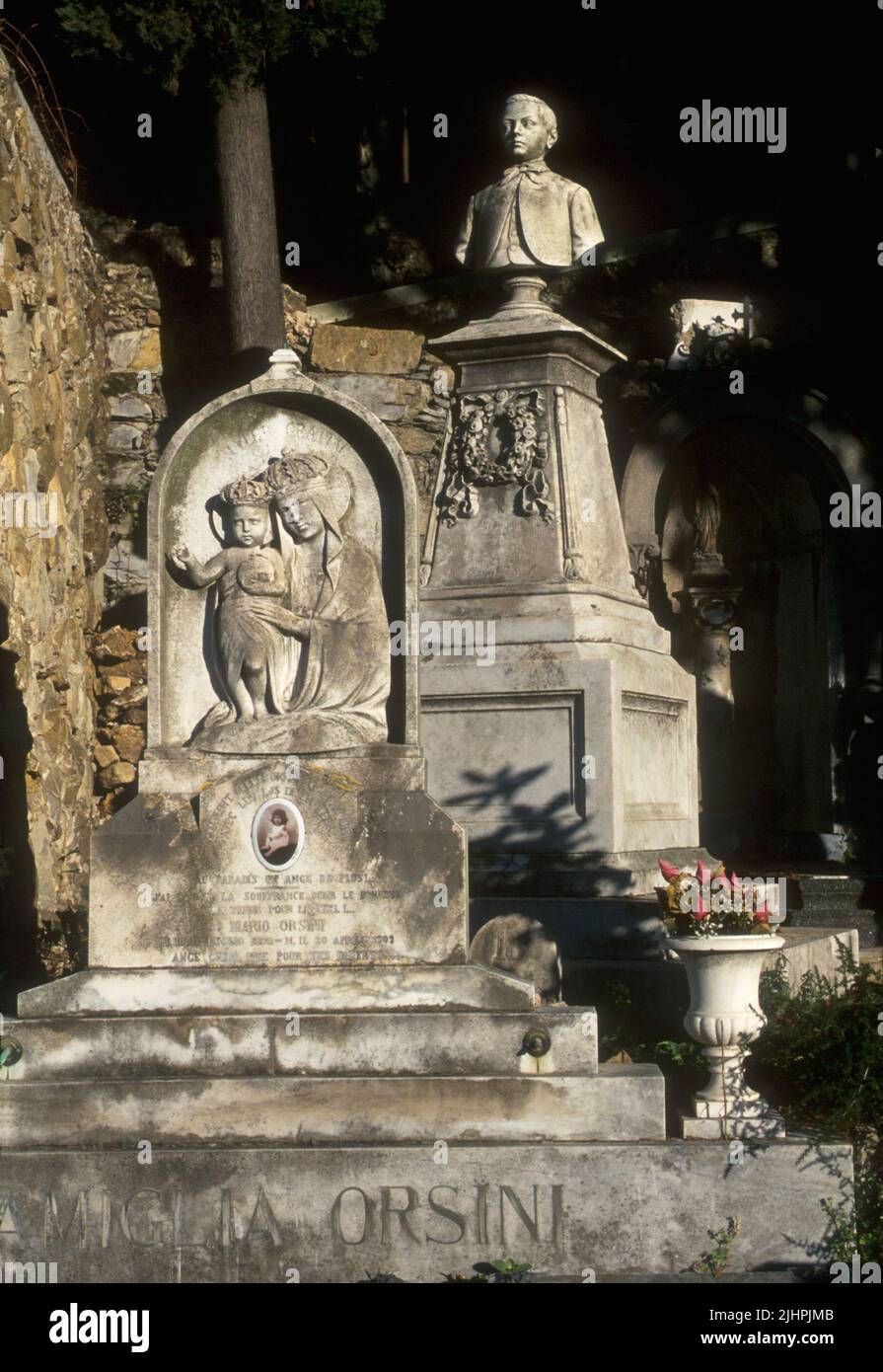 Gênes (Italie), cimetière monumental Staglieno, statues et tombes de style Liberty et Art déco Banque D'Images