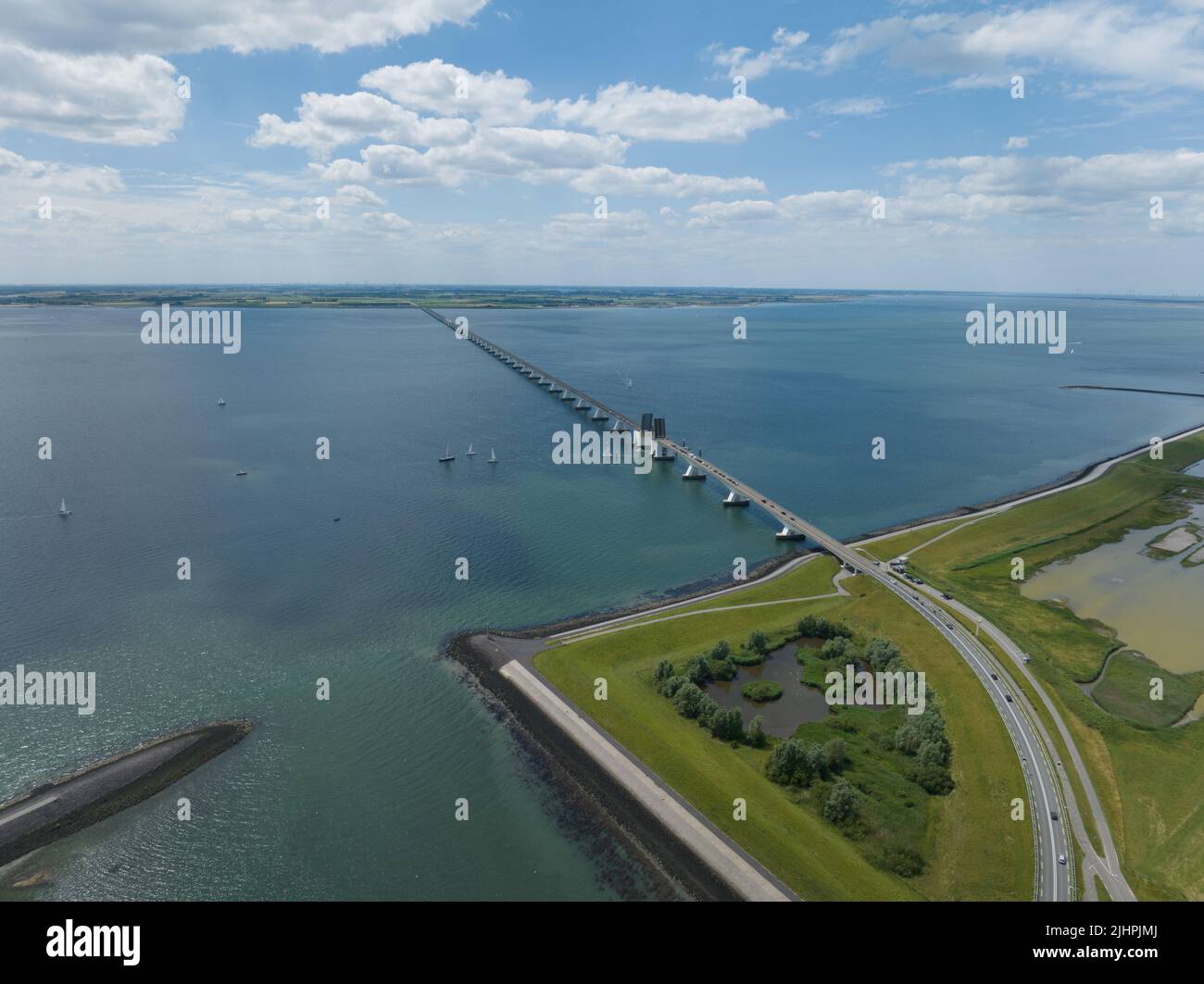 Pont de Zeelandbridge à l'infini dans la vue aérienne de drone de distance. Partie de Delta fonctionne. Infrastructure néerlandaise holland Zeeland. Livraison du transport Banque D'Images