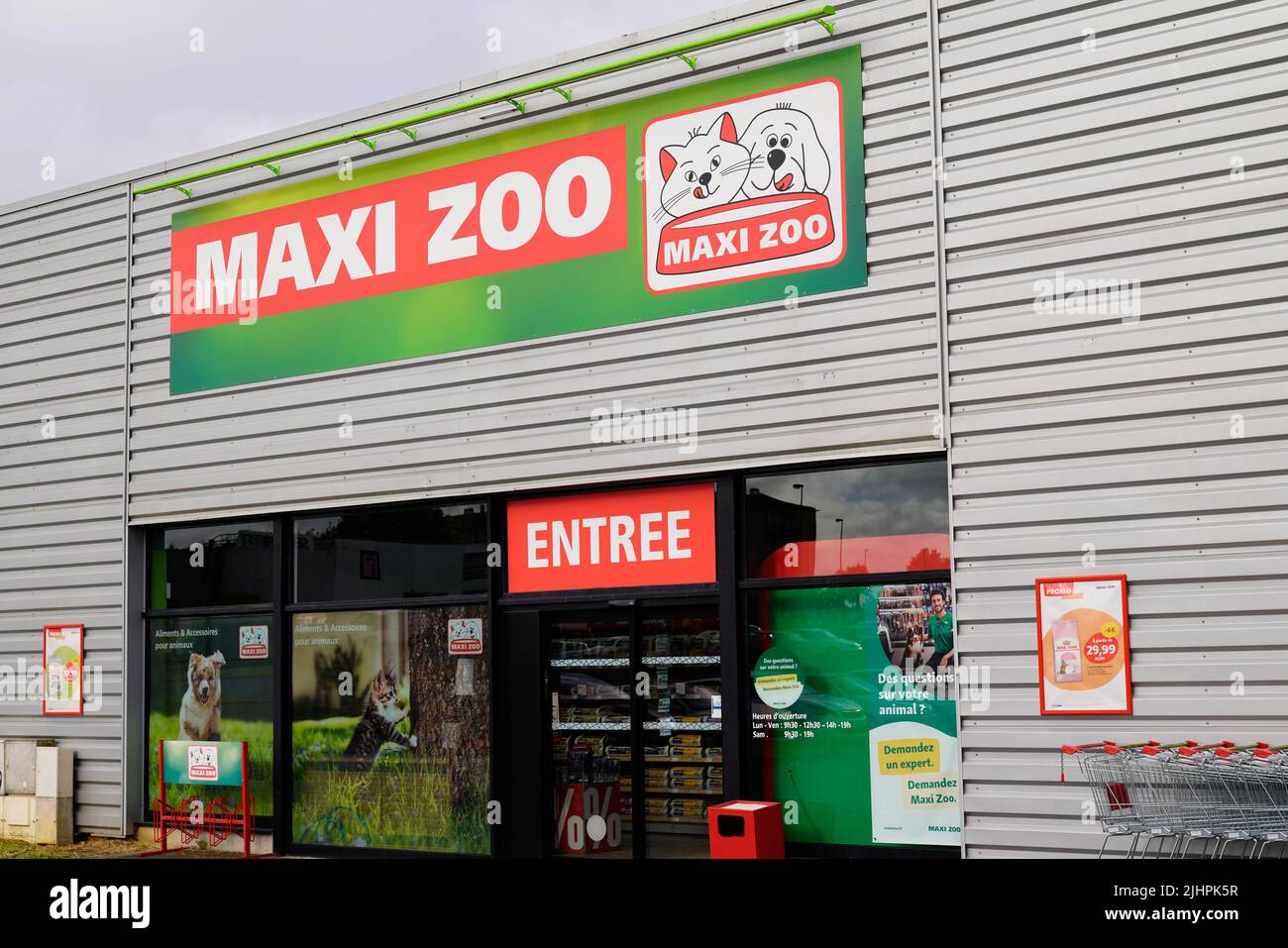 Bordeaux , Aquitaine France - 07 04 2022 : logo maxi zoo marque et texte signe sur l'entrée boutique façade magasin pour animaux et accessoires pour animaux Banque D'Images
