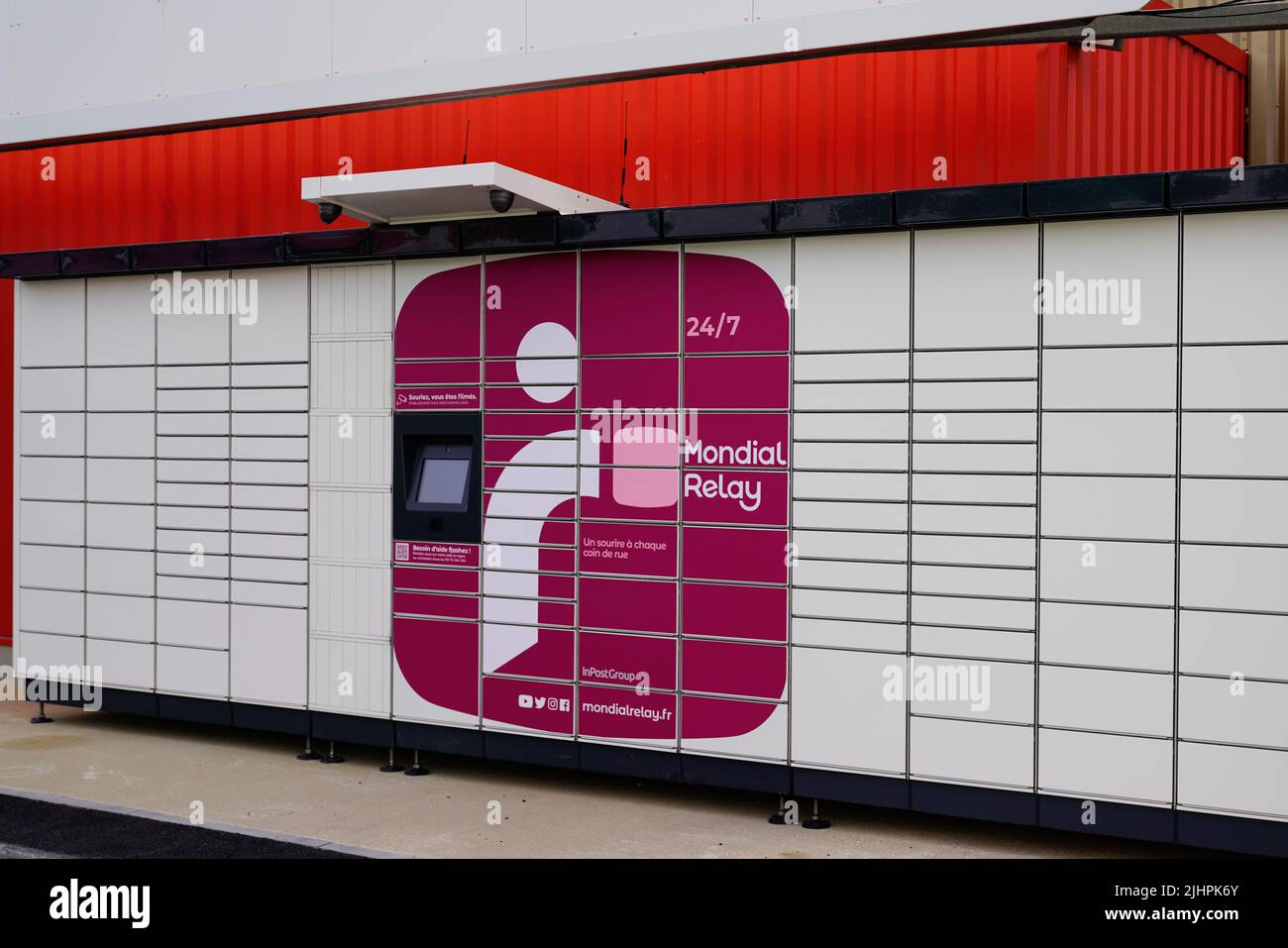 Bordeaux , Aquitaine France - 07 14 2022 : mondial relais marque et texte signe livraison colis pick up automatique Banque D'Images
