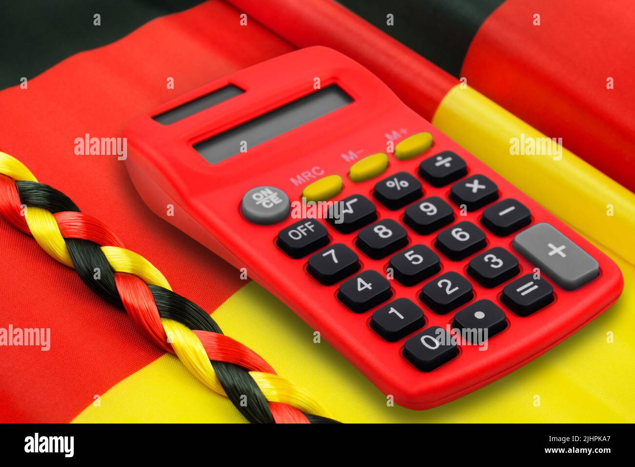 Finanzen in Deutschland mit Rechner und Deutsche Flagge schwarz rot Gold im hintergrund Banque D'Images