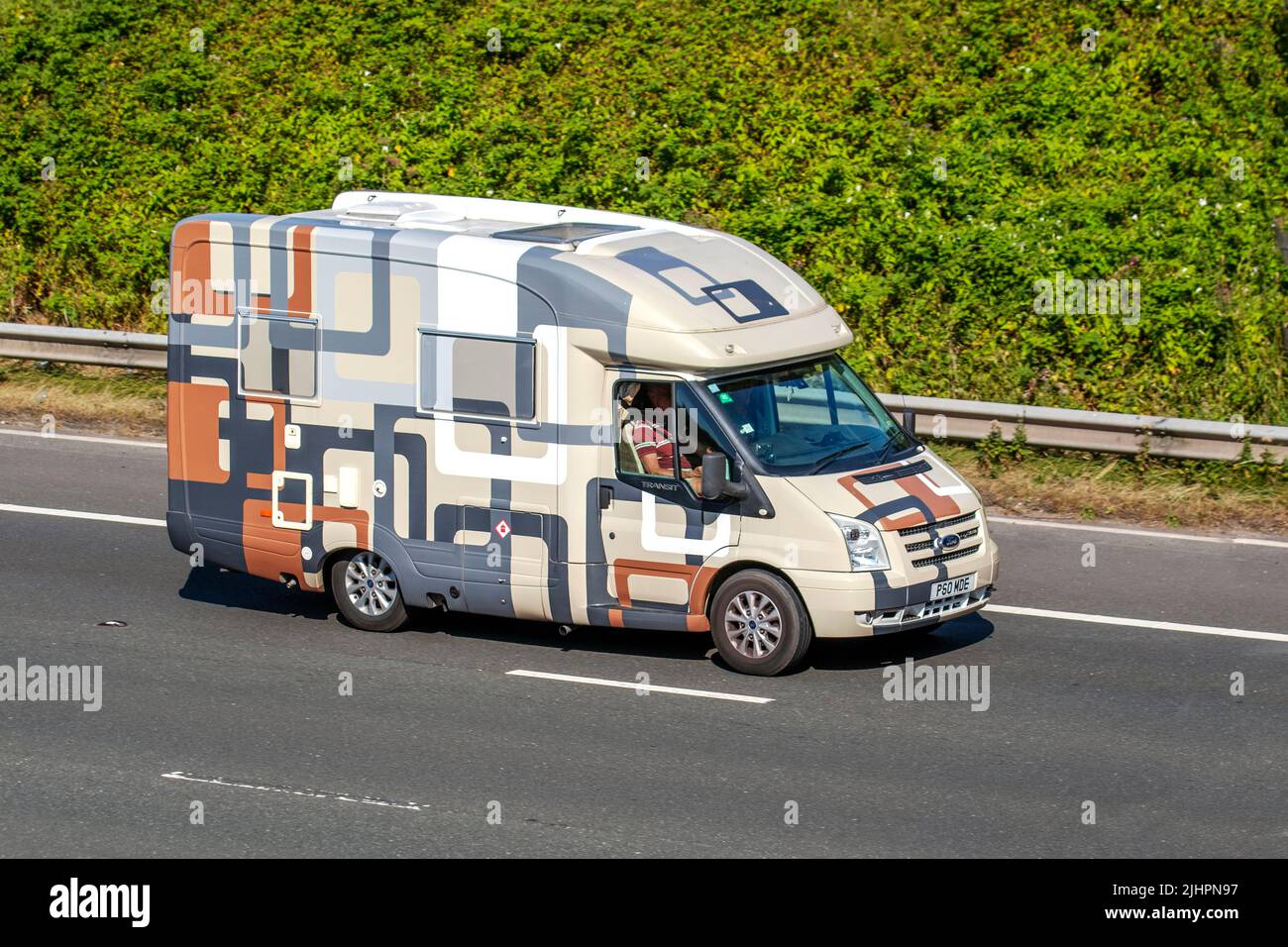 2007 couleurs personnalisées (carrés, lignes, rectangles superposés, Ford Transit 300 SWB C/C 100 2402cc High-Roof Diesel motorhome design; voyager sur l'autoroute M6, Manchester, Royaume-Uni Banque D'Images