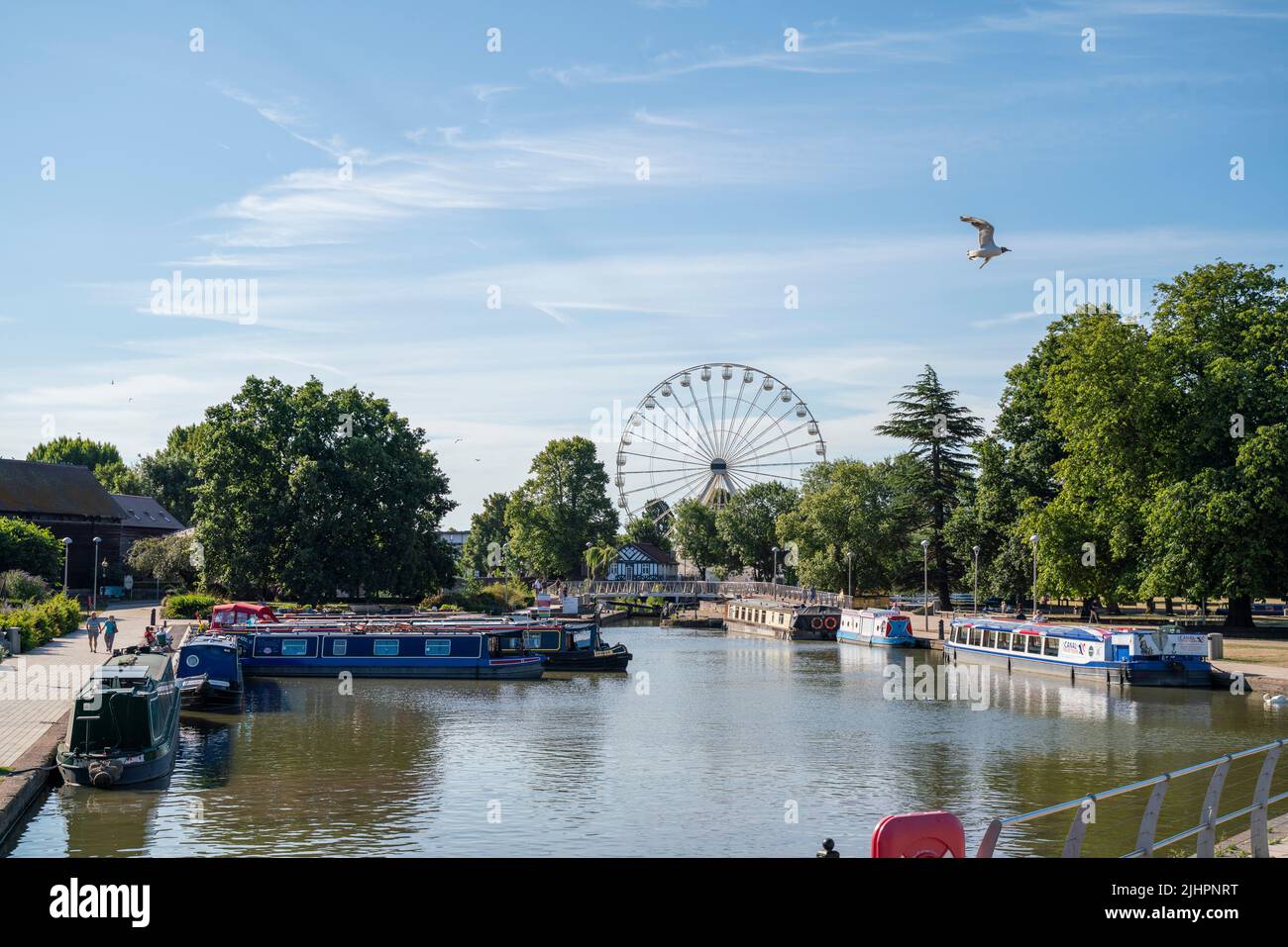 Vue générale sur la rivière Avon traversant Stratford-upon-Avon par une journée ensoleillée. Banque D'Images