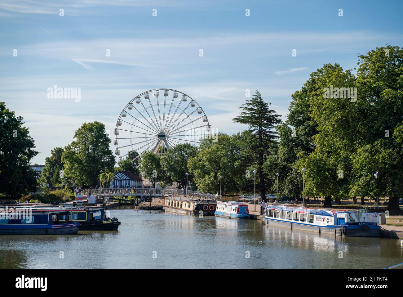 Vue générale sur la rivière Avon traversant Stratford-upon-Avon par une journée ensoleillée. Banque D'Images