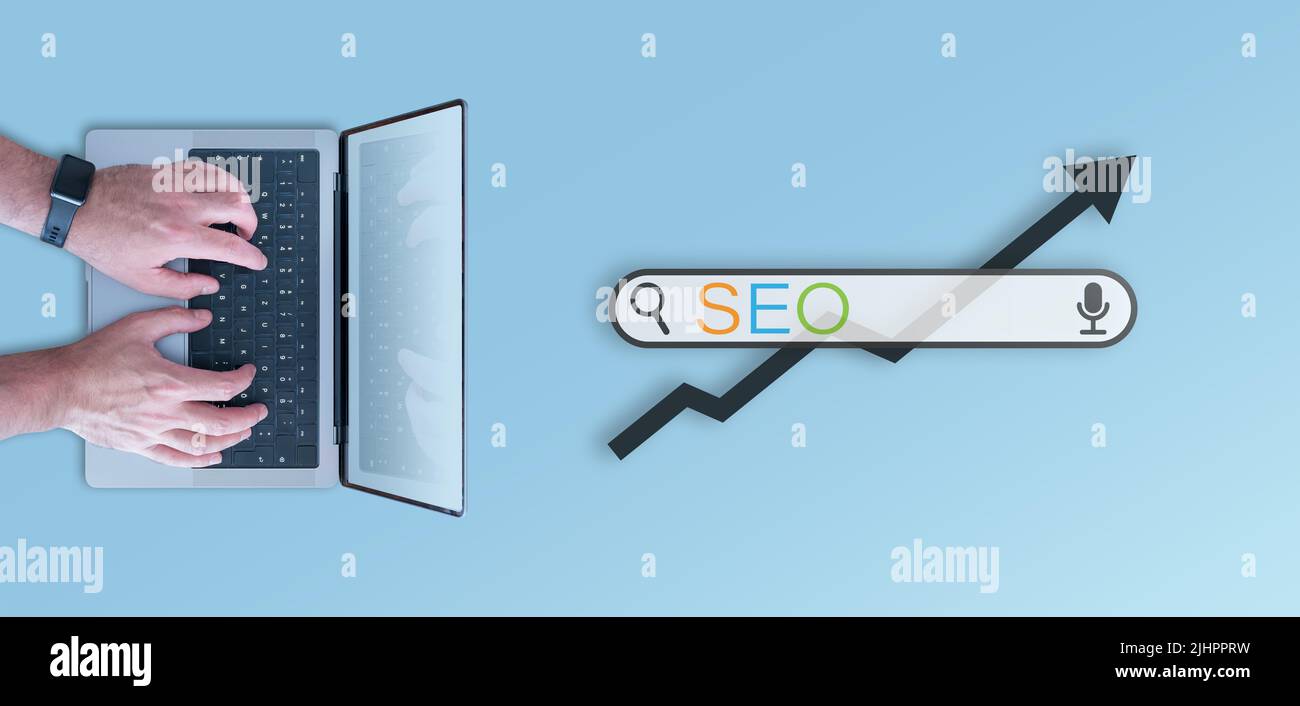 SEO concept, vue de haut en bas de la barre de recherche et la personne utilisant un ordinateur portable sur fond bleu Banque D'Images