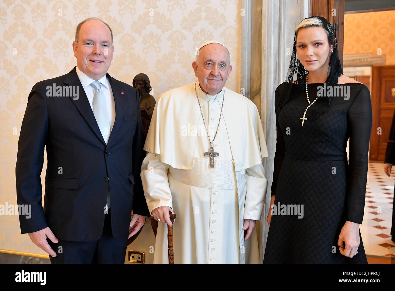Italie, Rome, Vatican, 2022/07/20 le pape François rencontre le prince Albert II de Monaco et sa femme la princesse Charlene lors d'une audience privée au Vatican. Photographie de Vatican Mediia / presse catholique photo / Hans Lucas. LIMITÉ À UNE UTILISATION ÉDITORIALE - PAS DE MARKETING - PAS DE CAMPAGNES PUBLICITAIRES. Banque D'Images