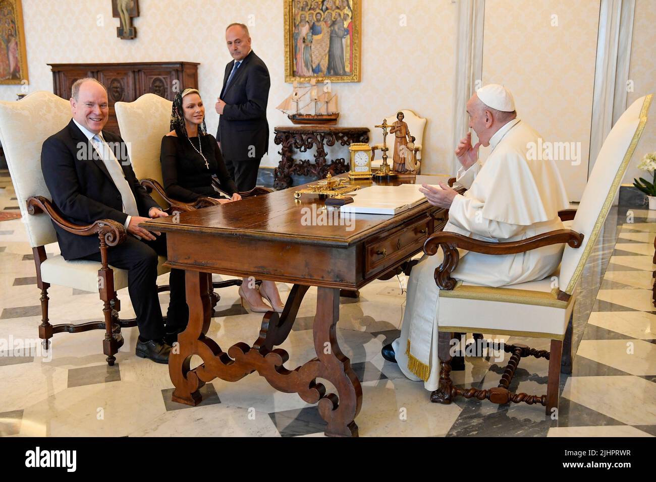 Vatican, Vatican. 20th juillet 2022. Italie, Rome, Vatican, 2022/07/20 le pape François rencontre le prince Albert II de Monaco et sa femme la princesse Charlene lors d'un auditoire privé au Vatican. Photographie de Vatican Mediia/Catholic Press photo/Hans Lucas. LIMITÉ À UNE UTILISATION ÉDITORIALE - PAS DE MARKETING - PAS DE CAMPAGNES PUBLICITAIRES. Crédit : Agence photo indépendante/Alamy Live News Banque D'Images