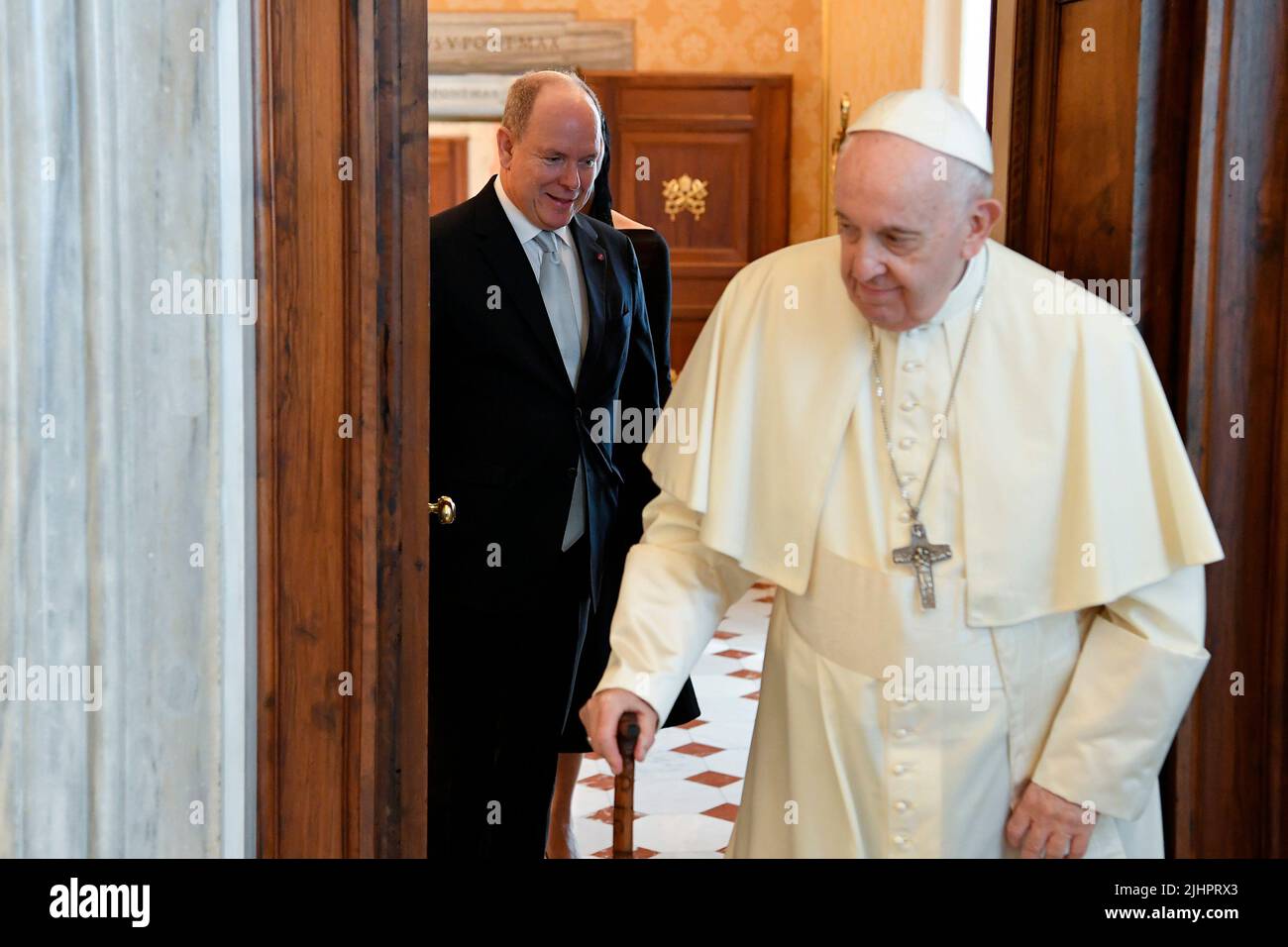 Vatican, Vatican. 20th juillet 2022. Italie, Rome, Vatican, 2022/07/20 le pape François rencontre le prince Albert II de Monaco et sa femme la princesse Charlene lors d'un auditoire privé au Vatican. Photographie de Vatican Mediia/Catholic Press photo/Hans Lucas. LIMITÉ À UNE UTILISATION ÉDITORIALE - PAS DE MARKETING - PAS DE CAMPAGNES PUBLICITAIRES. Crédit : Agence photo indépendante/Alamy Live News Banque D'Images