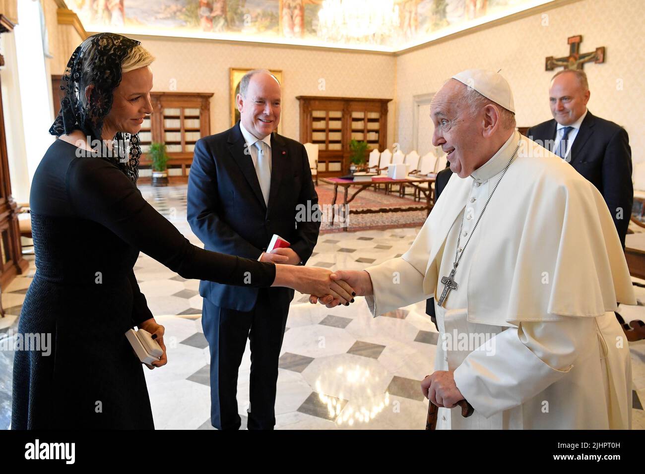 Vatican, Vatican. 20th juillet 2022. Italie, Rome, Vatican, 2022/07/20 le pape François rencontre le prince Albert II de Monaco et sa femme la princesse Charlene lors d'un auditoire privé au Vatican. Photographie de Vatican Mediia/Catholic Press photo/Hans Lucas. LIMITÉ À UNE UTILISATION ÉDITORIALE - PAS DE MARKETING - PAS DE CAMPAGNES PUBLICITAIRES. Crédit : Agence photo indépendante/Alamy Live News Banque D'Images