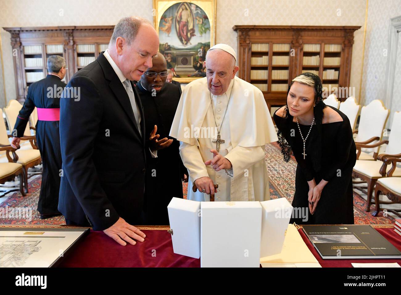 Vatican, Vatican. 20th juillet 2022. Italie, Rome, Vatican, 2022/07/20 le pape François rencontre le prince Albert II de Monaco et sa femme la princesse Charlene lors d'un auditoire privé au Vatican. Photographie de Vatican Mediia/Catholic Press photo/Hans Lucas. LIMITÉ À UNE UTILISATION ÉDITORIALE - PAS DE MARKETING - PAS DE CAMPAGNES PUBLICITAIRES. Crédit : Agence photo indépendante/Alamy Live News Banque D'Images